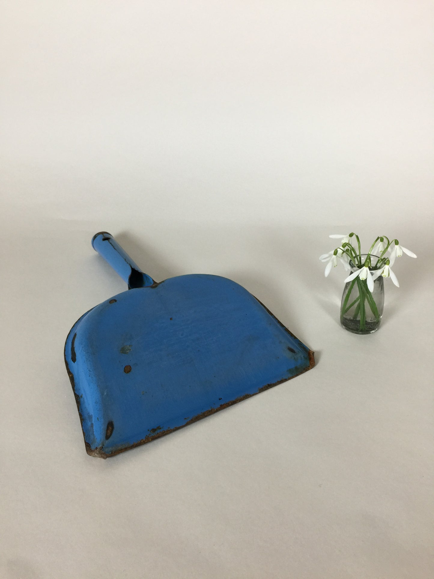 Kehrschale aus blauer Emaille