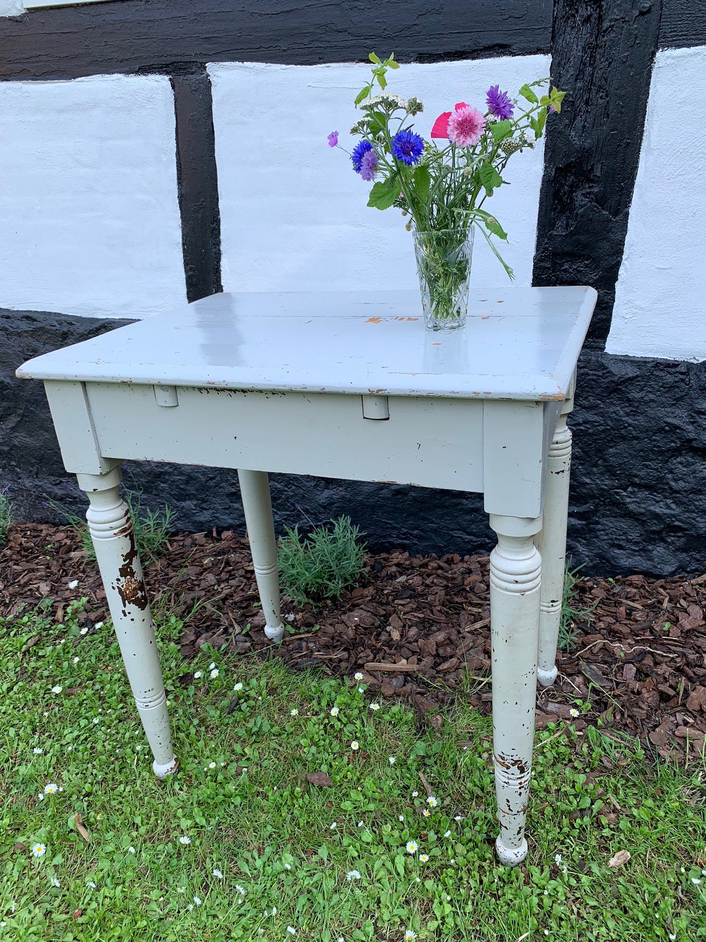 Alter Tisch mit Patina