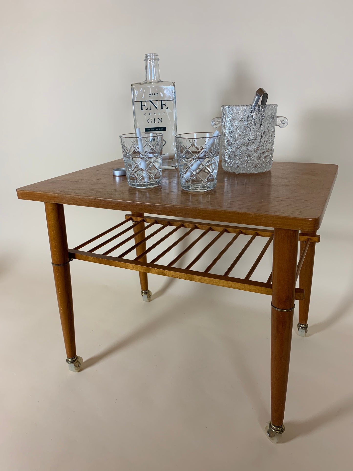 Teaktisch auf Rädern mit Kistenregal