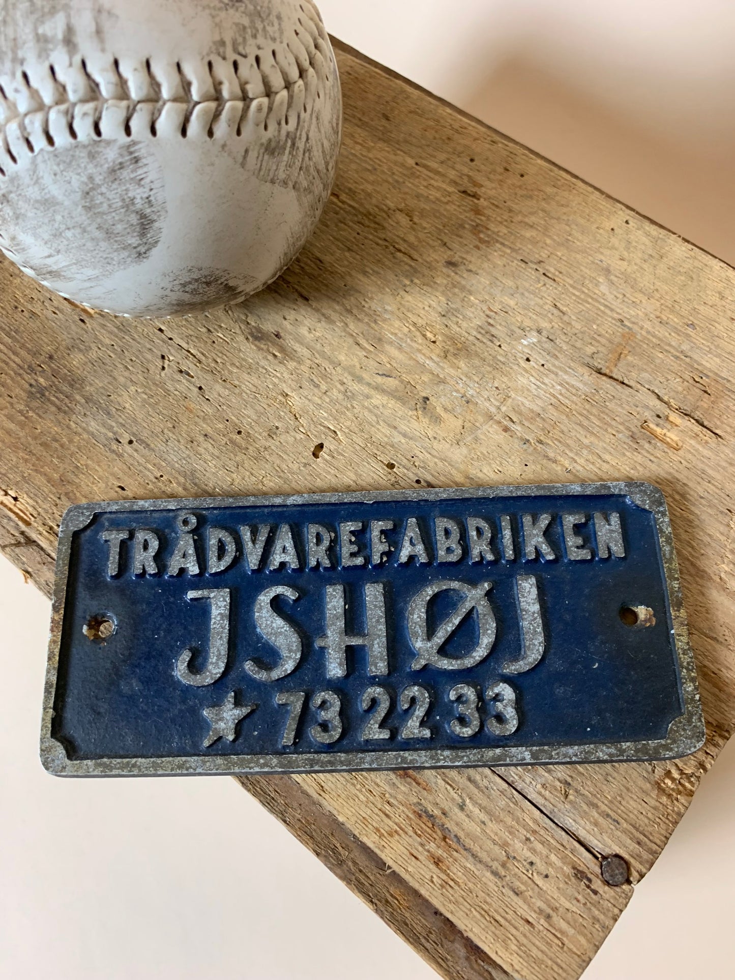 Von der Fadenwarenfabrik Ishøj geschieden