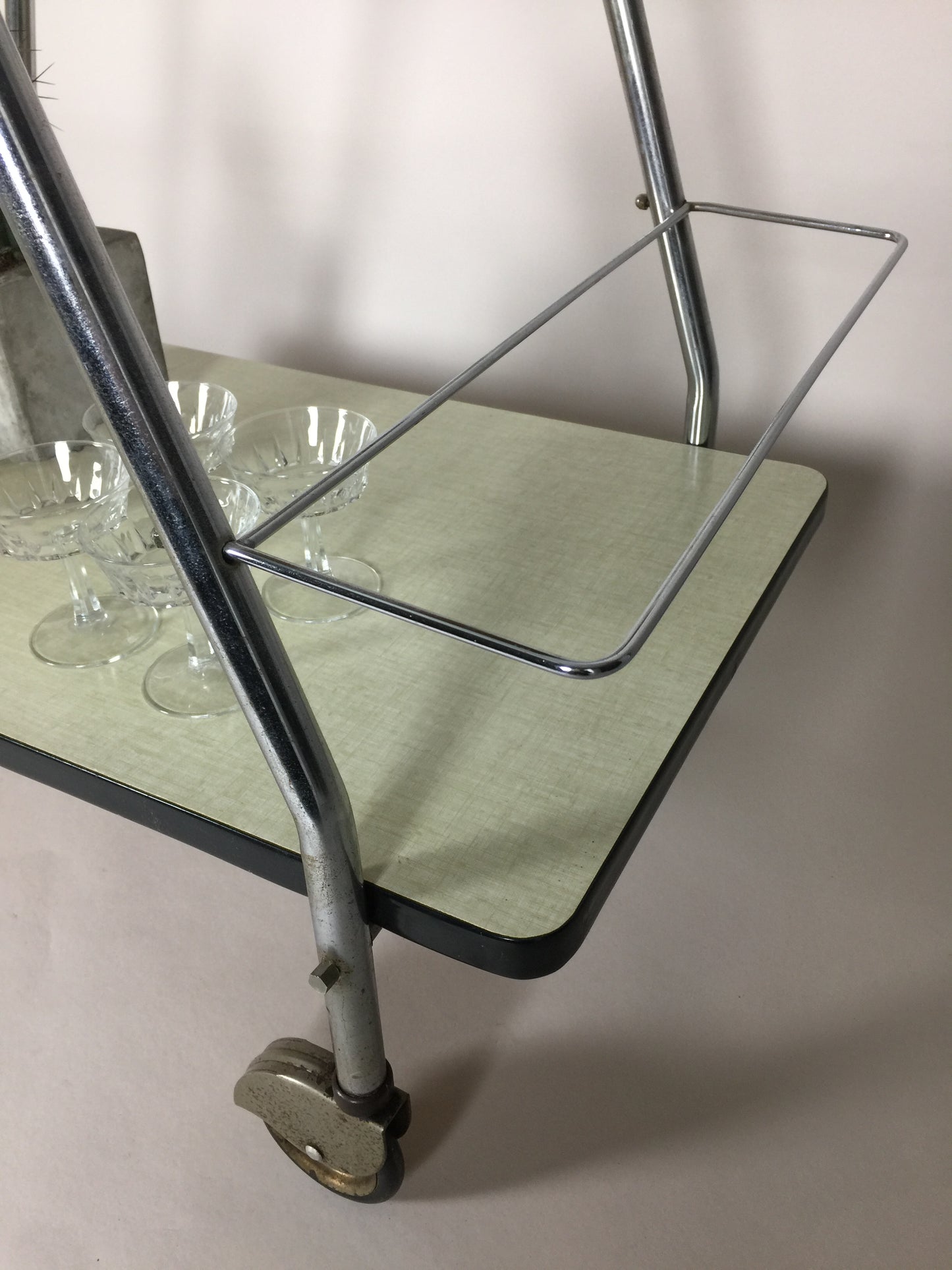 Schöner und origineller Bartisch oder Barwagen