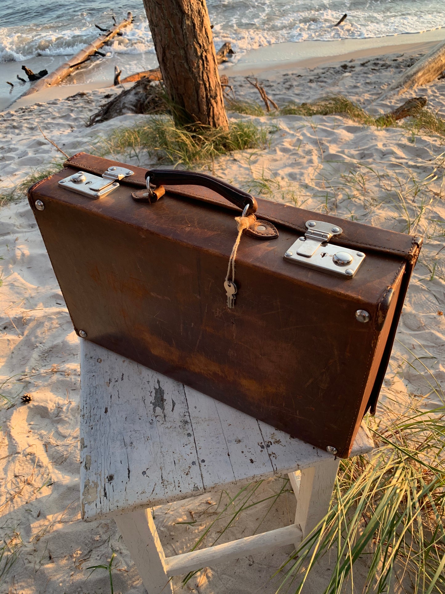 Koffer aus Leder mit viel Patina