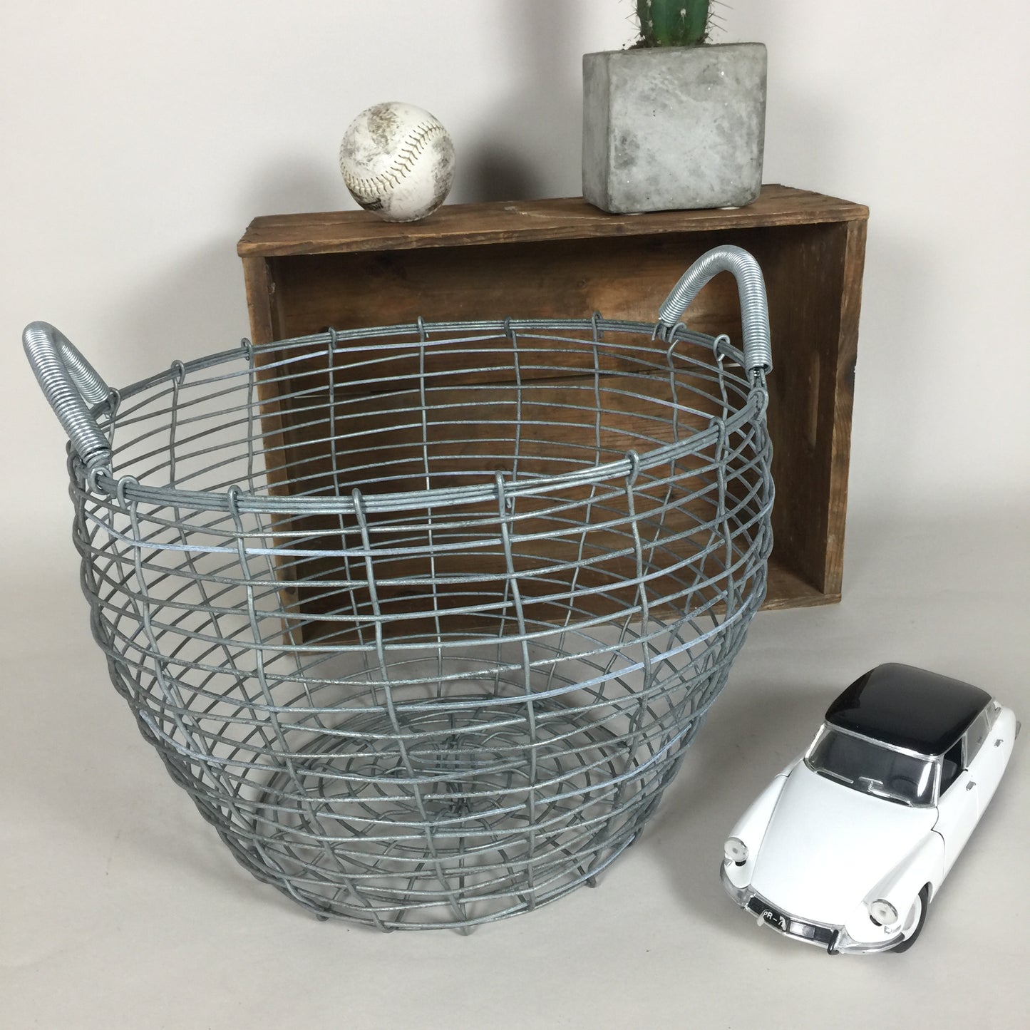 Schöner industrieller Drahtkorb