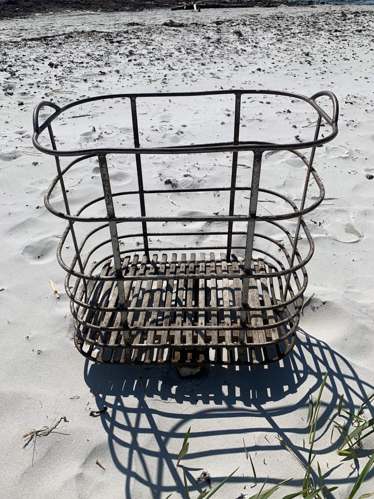 Französischer Wagen mit Rädern und Holzsockel