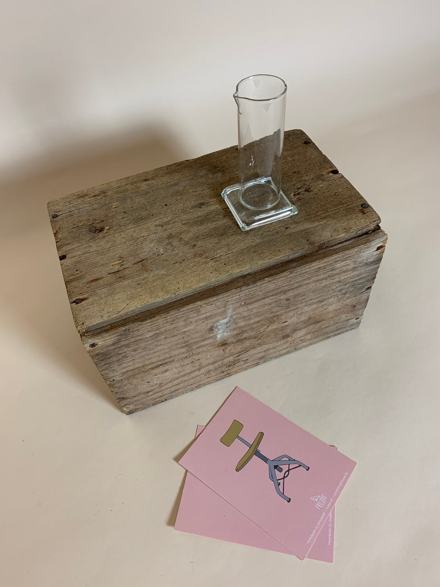 Laborglas mit quadratischem Fuß
