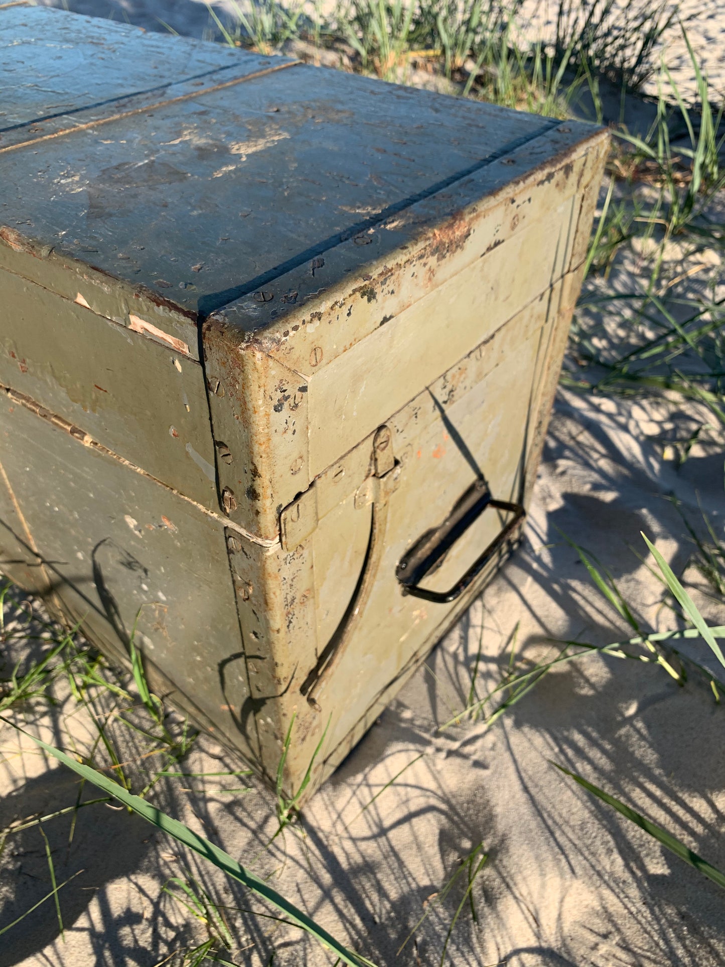 Große rohe Rote-Kreuz-Box mit Deckel