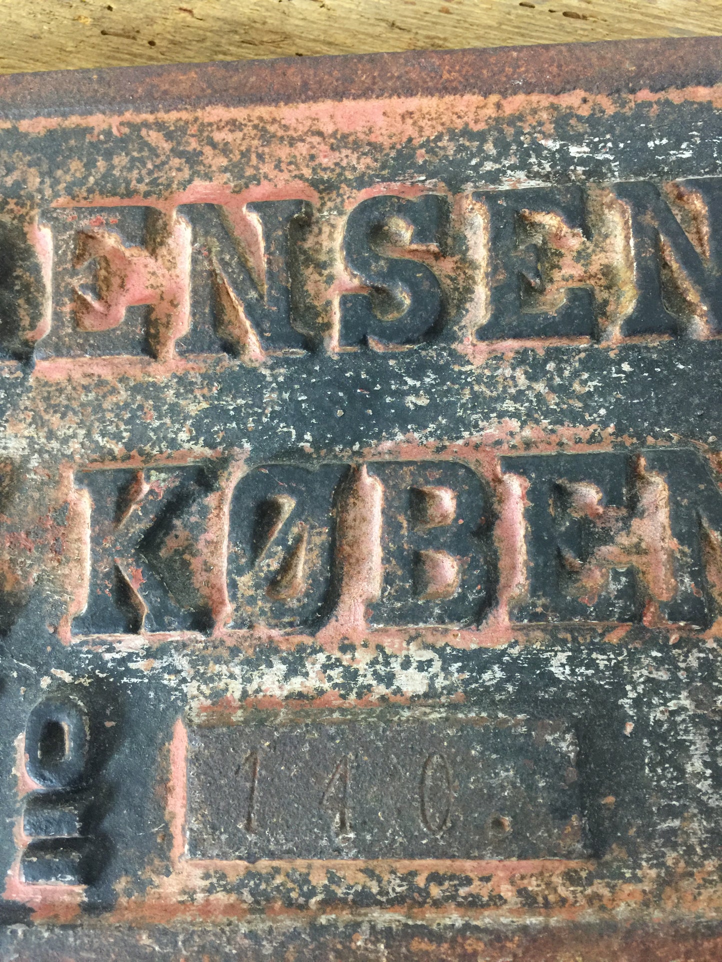 Altes Schild mit viel Patina
