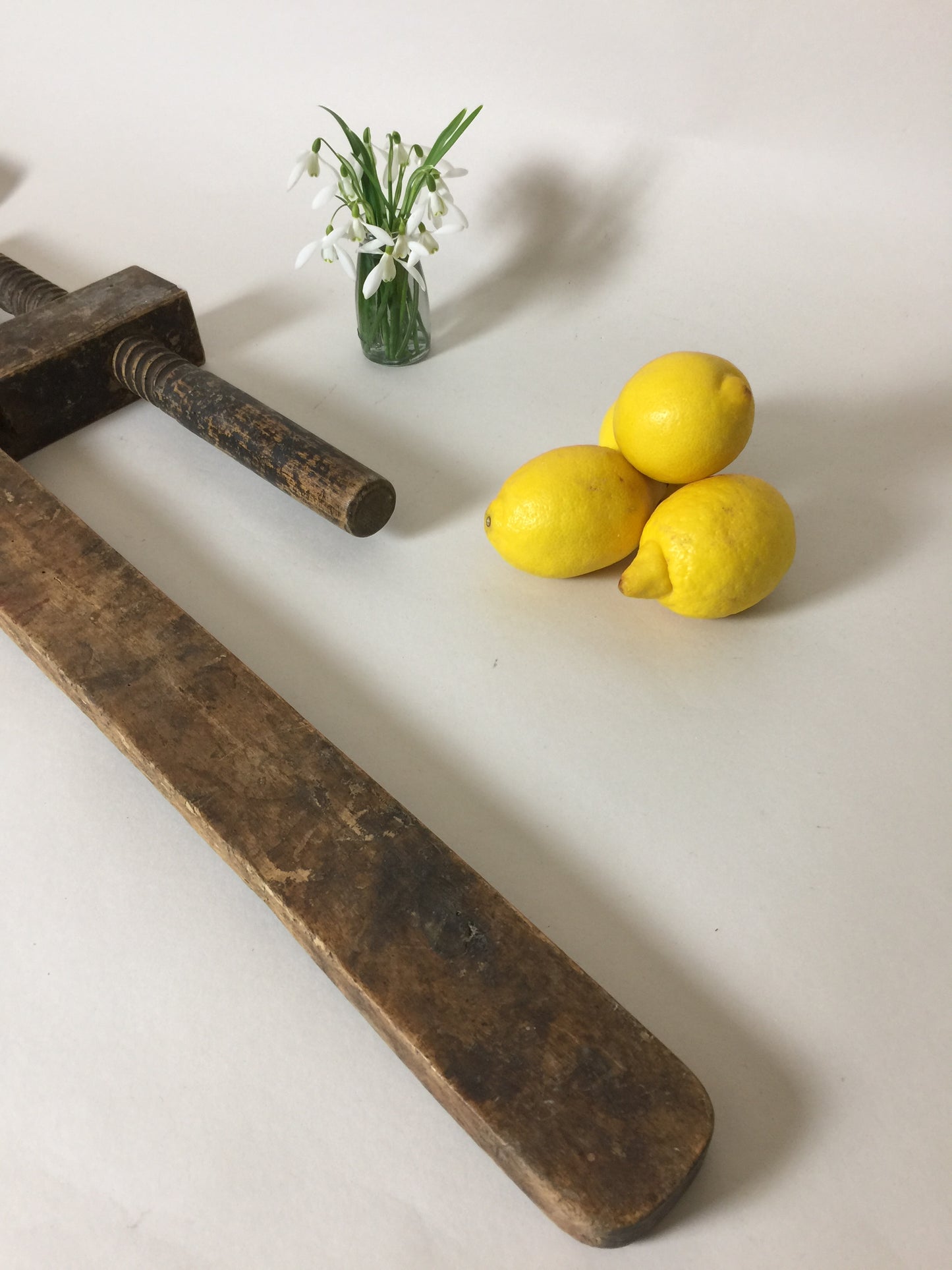 Große alte Schraubzwinge mit schöner Patina