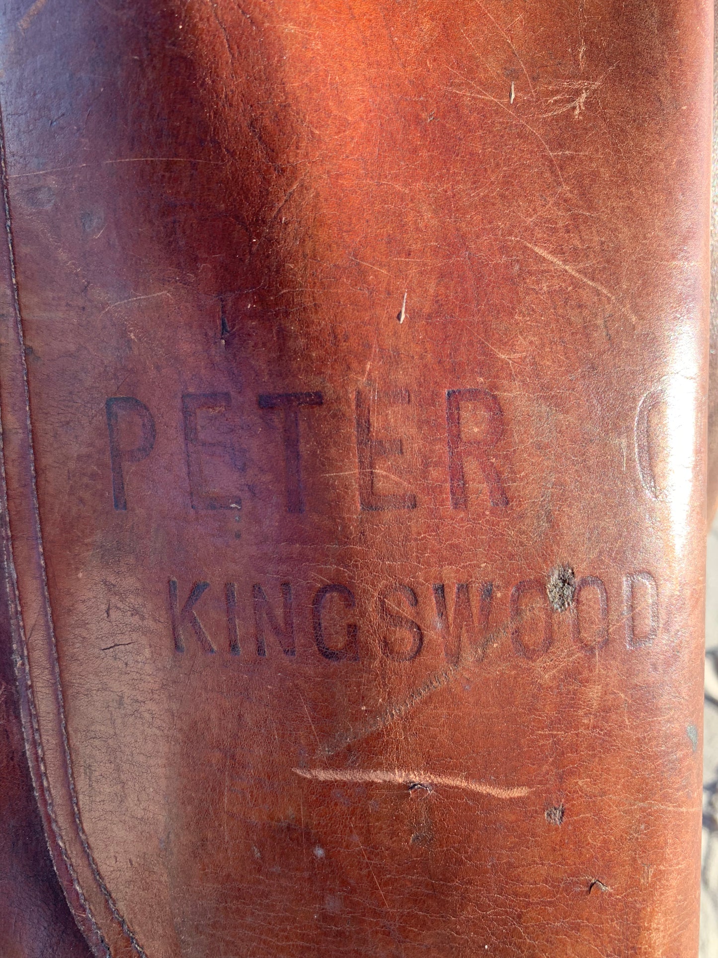 Alte Golftasche aus Leder mit zwei alten Schlägern