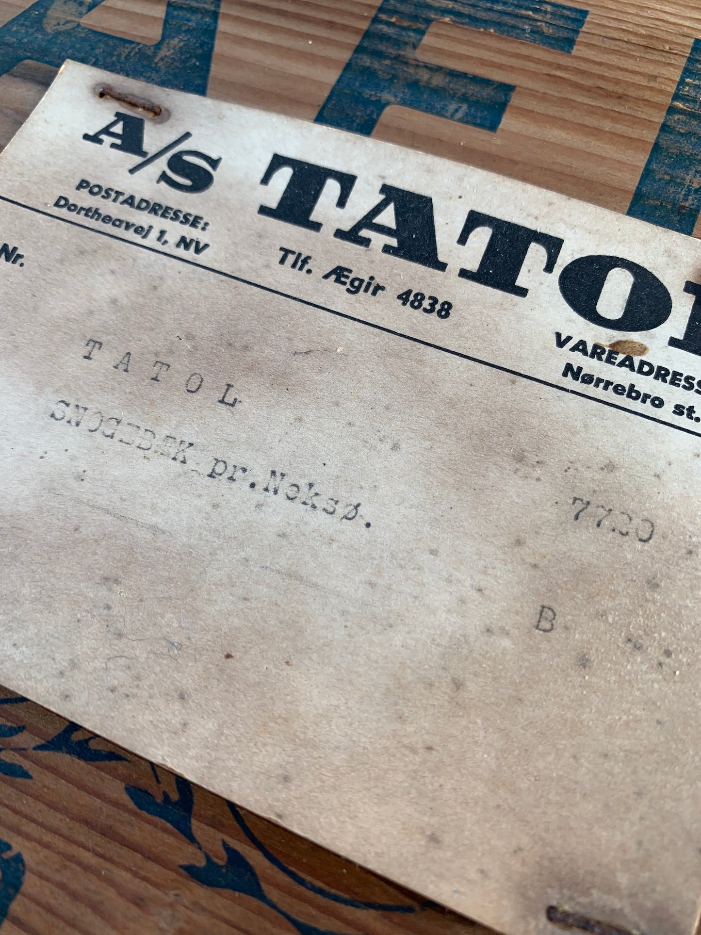 Alte Holzkiste mit "Tatol-Marke"