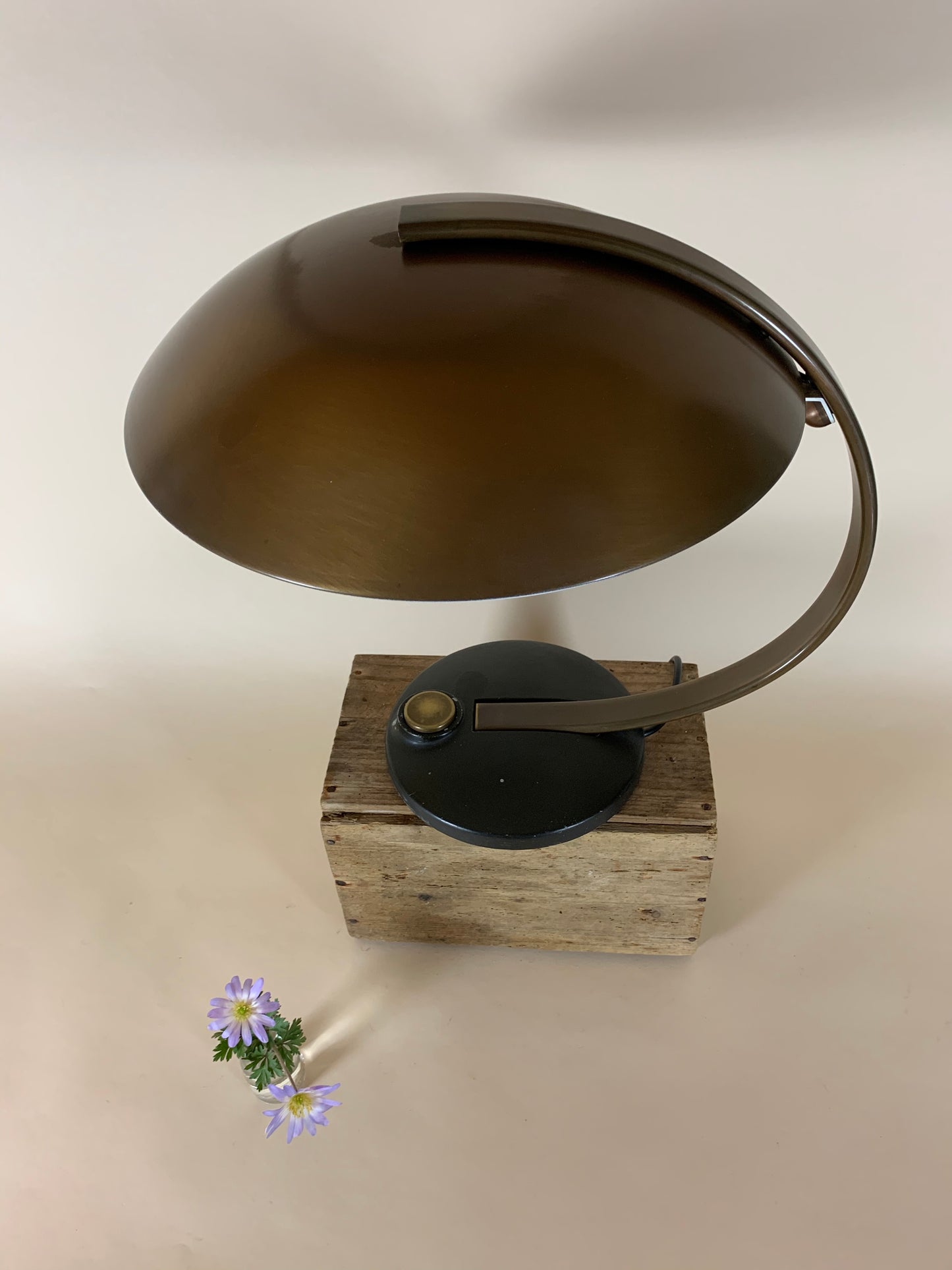 Egon Hillebrand Messinglampe mit schwarzem Fuß