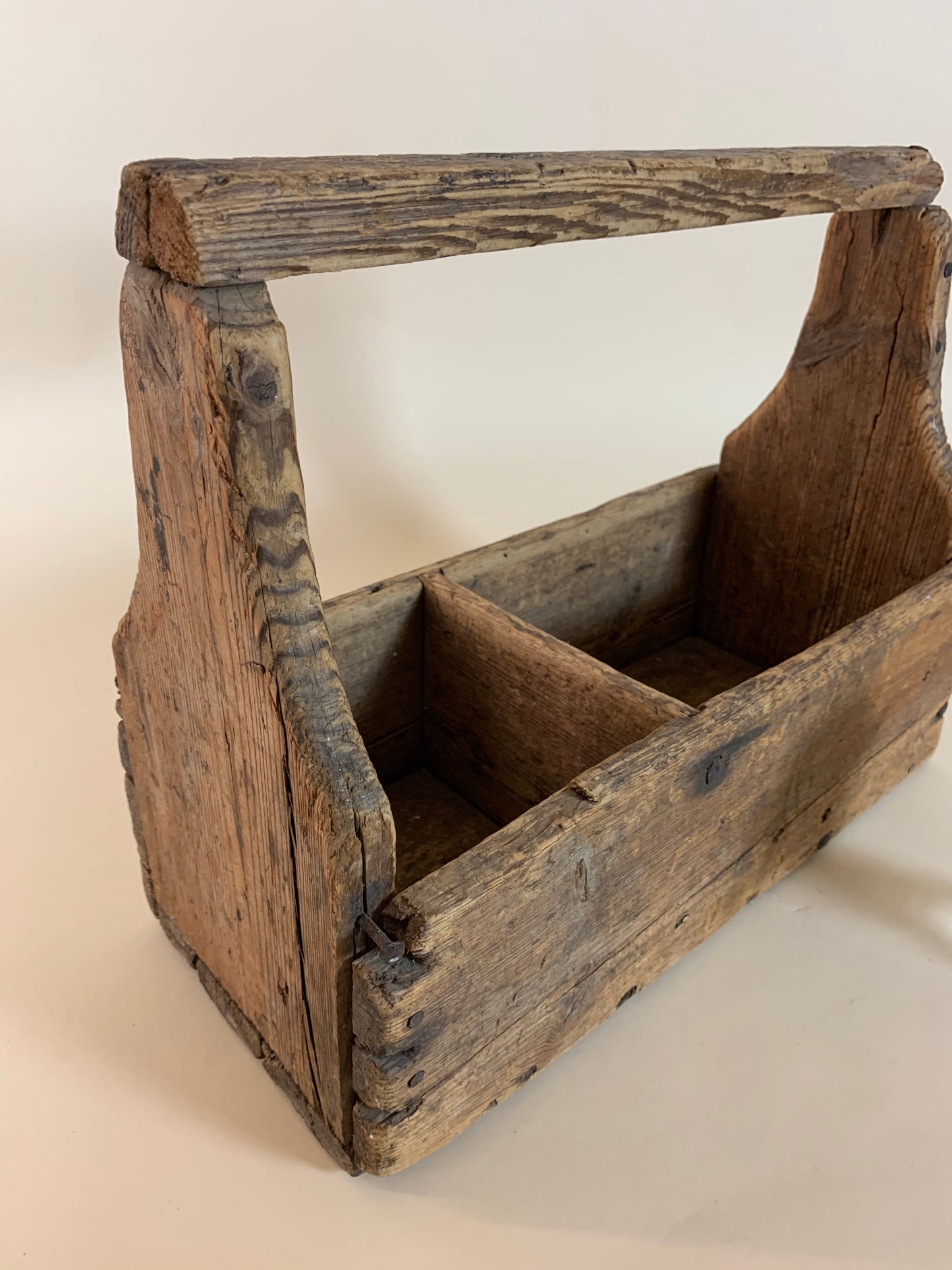 Schöne alte Holzkiste mit Henkel.