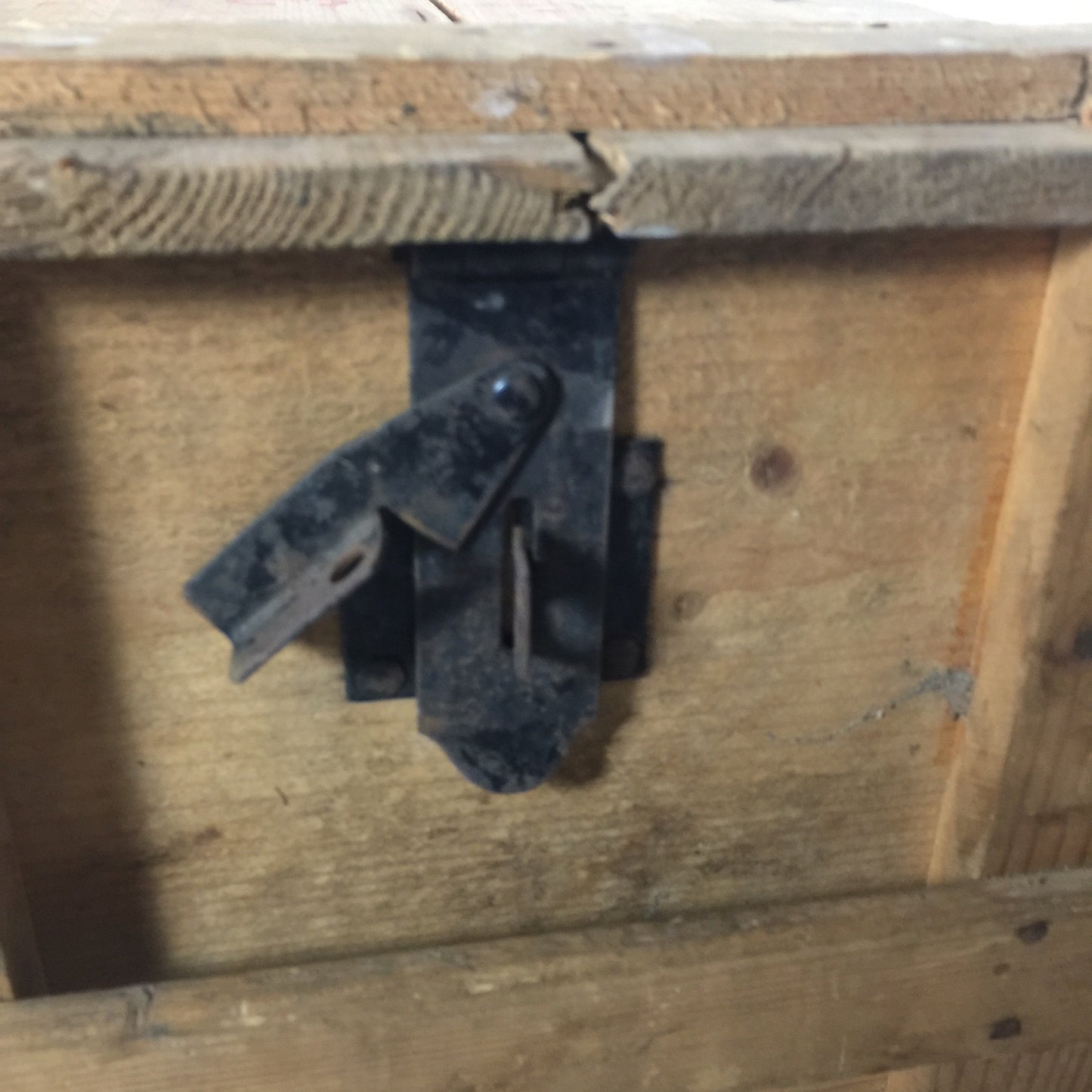 Lustige alte Holzkiste mit Deckel