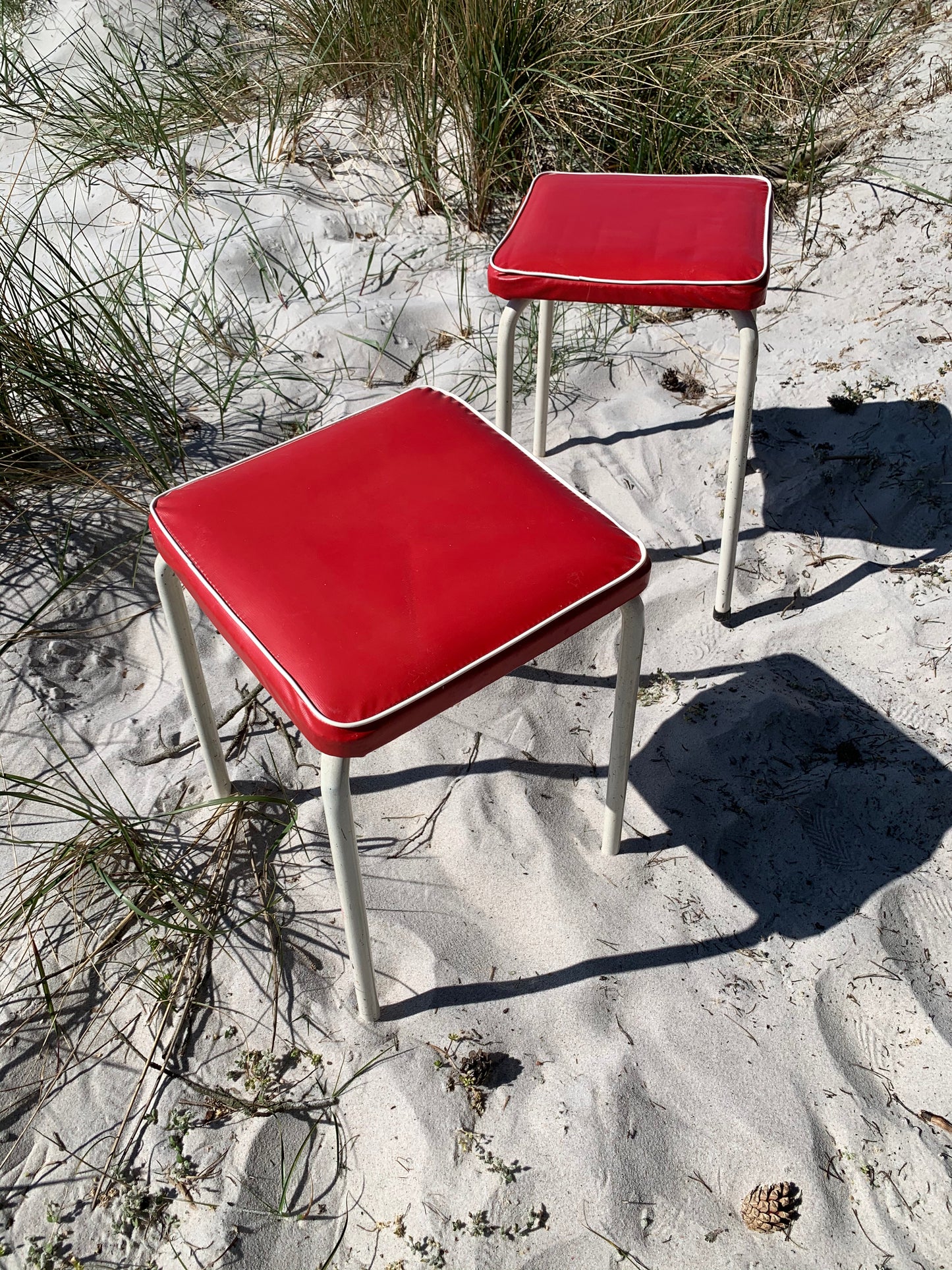 Schöner roter Retro Hocker - Der Preis gilt pro STCK.
