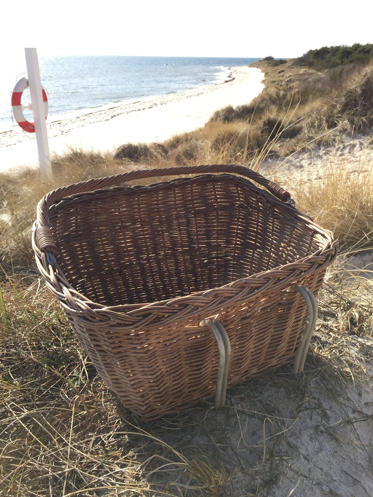 Fahrradkorb aus Weidengeflecht.