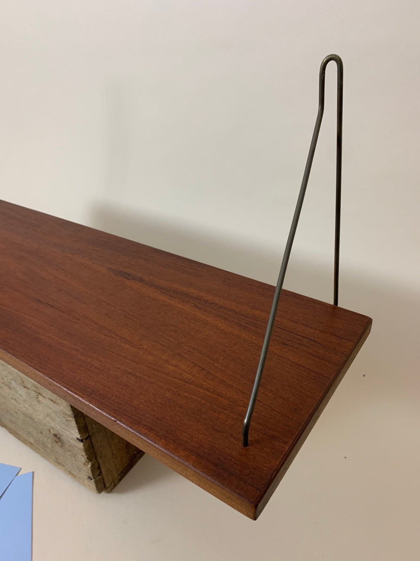 Regal aus Teakholz