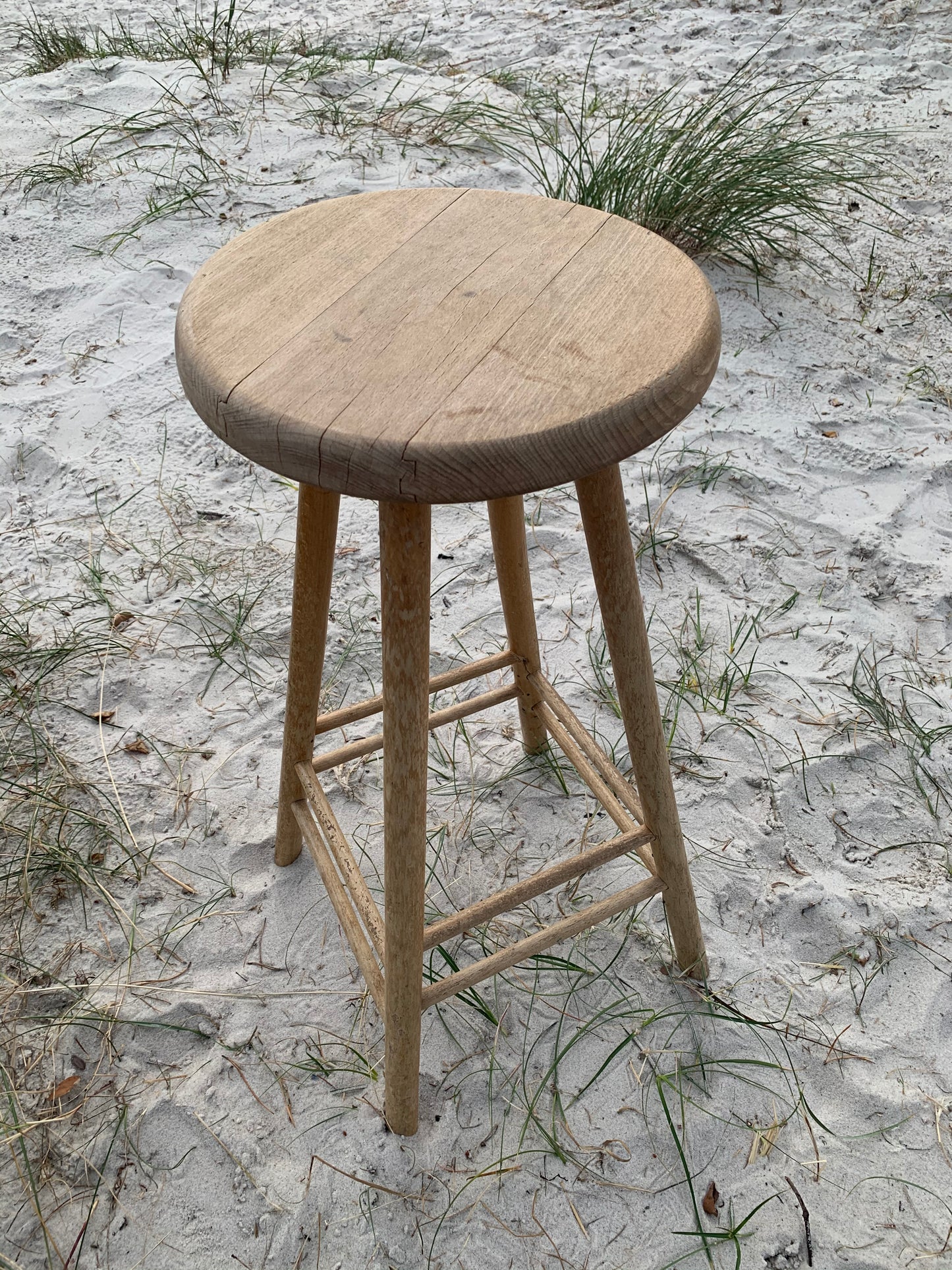 Hoher Hocker aus Holz