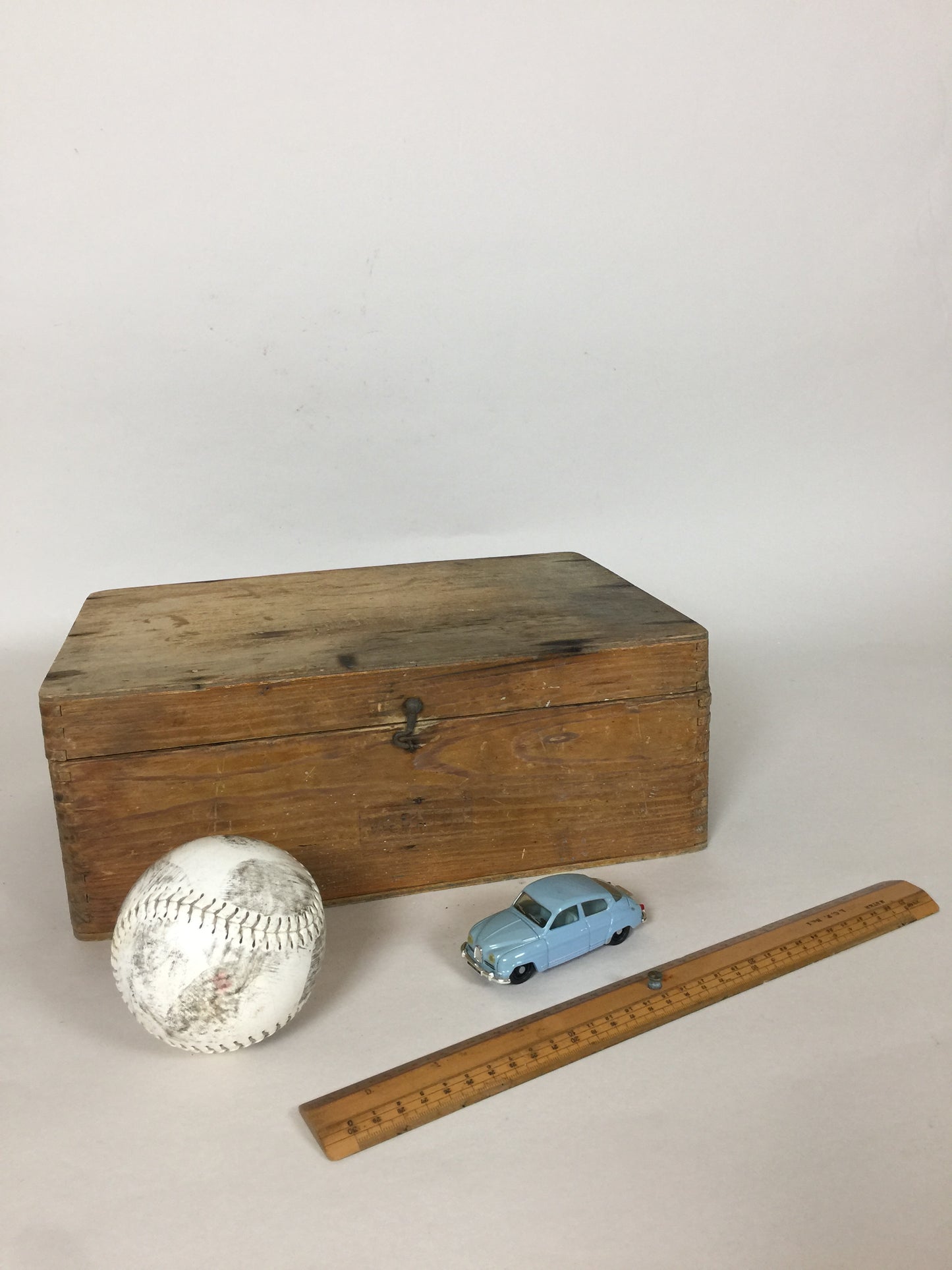 Schöne alte Holzkiste mit Deckel