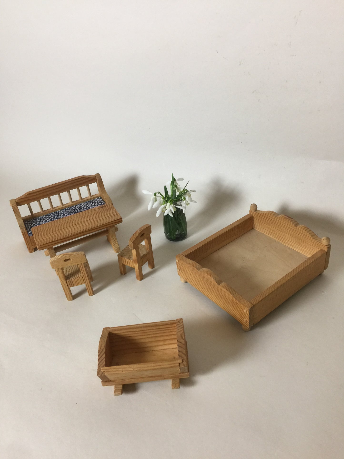 Puppenstubenmöbel (zusammen verkauft)