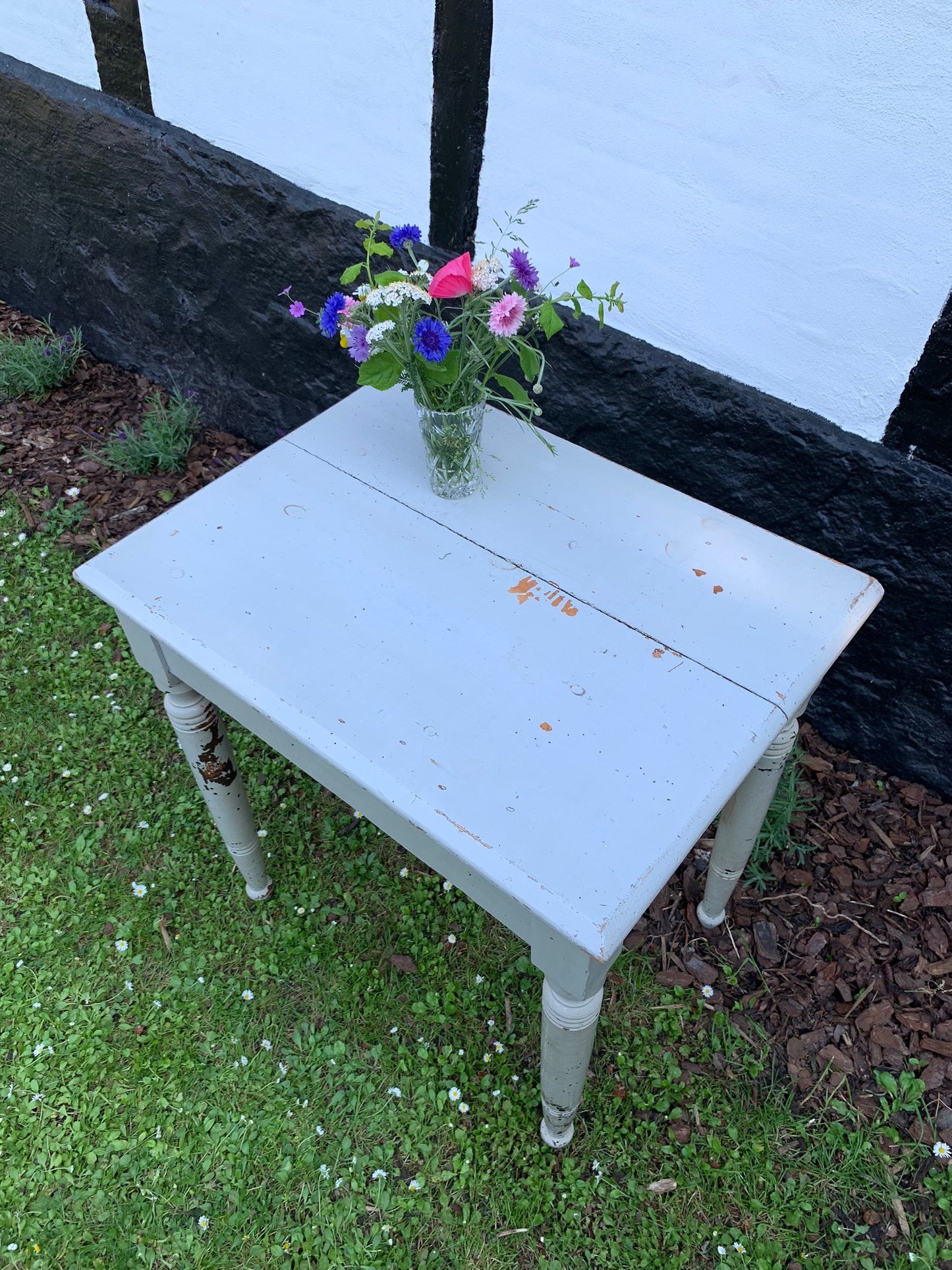 Alter Tisch mit Patina