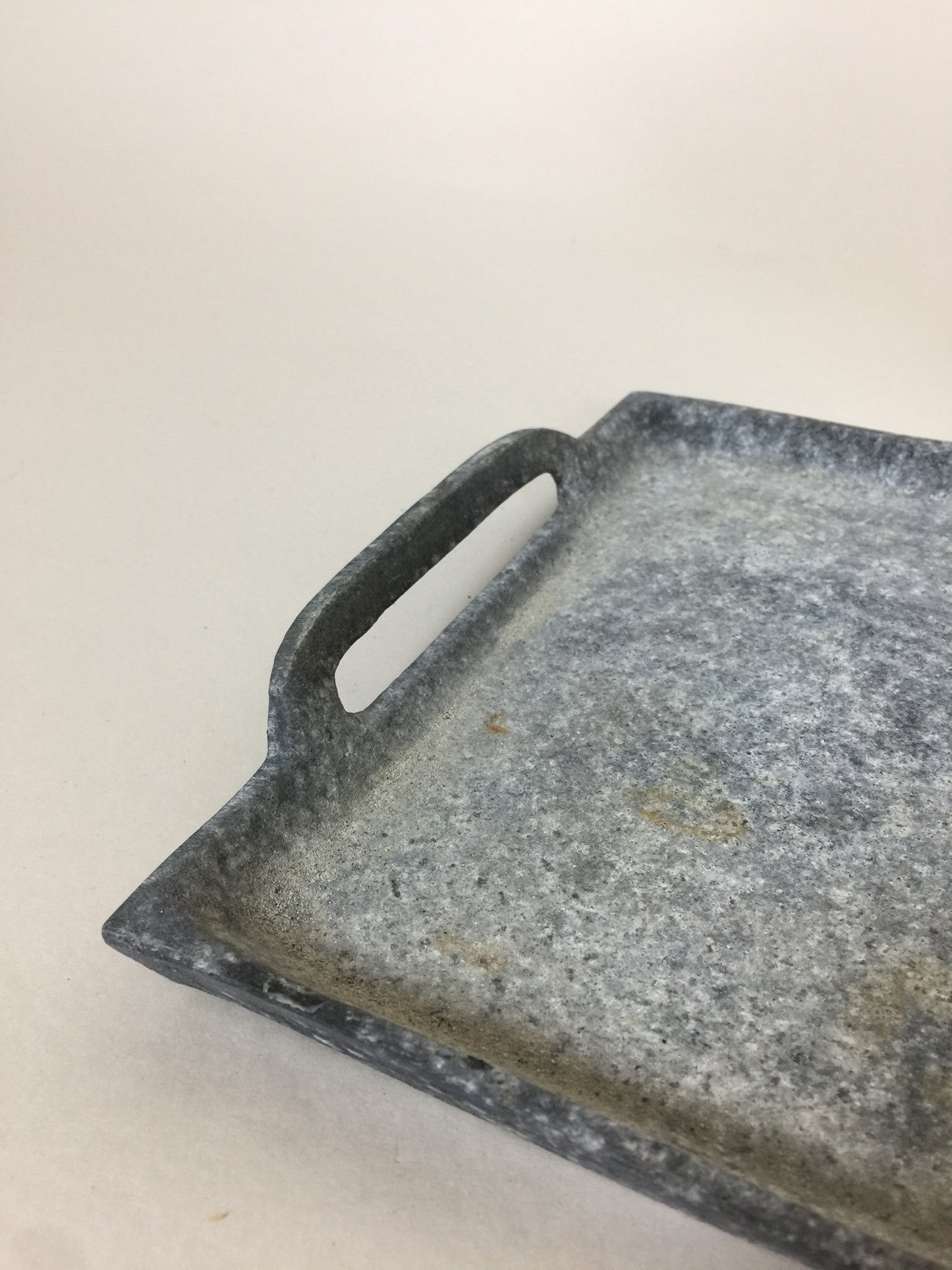 Rohes Metalltablett mit Patina