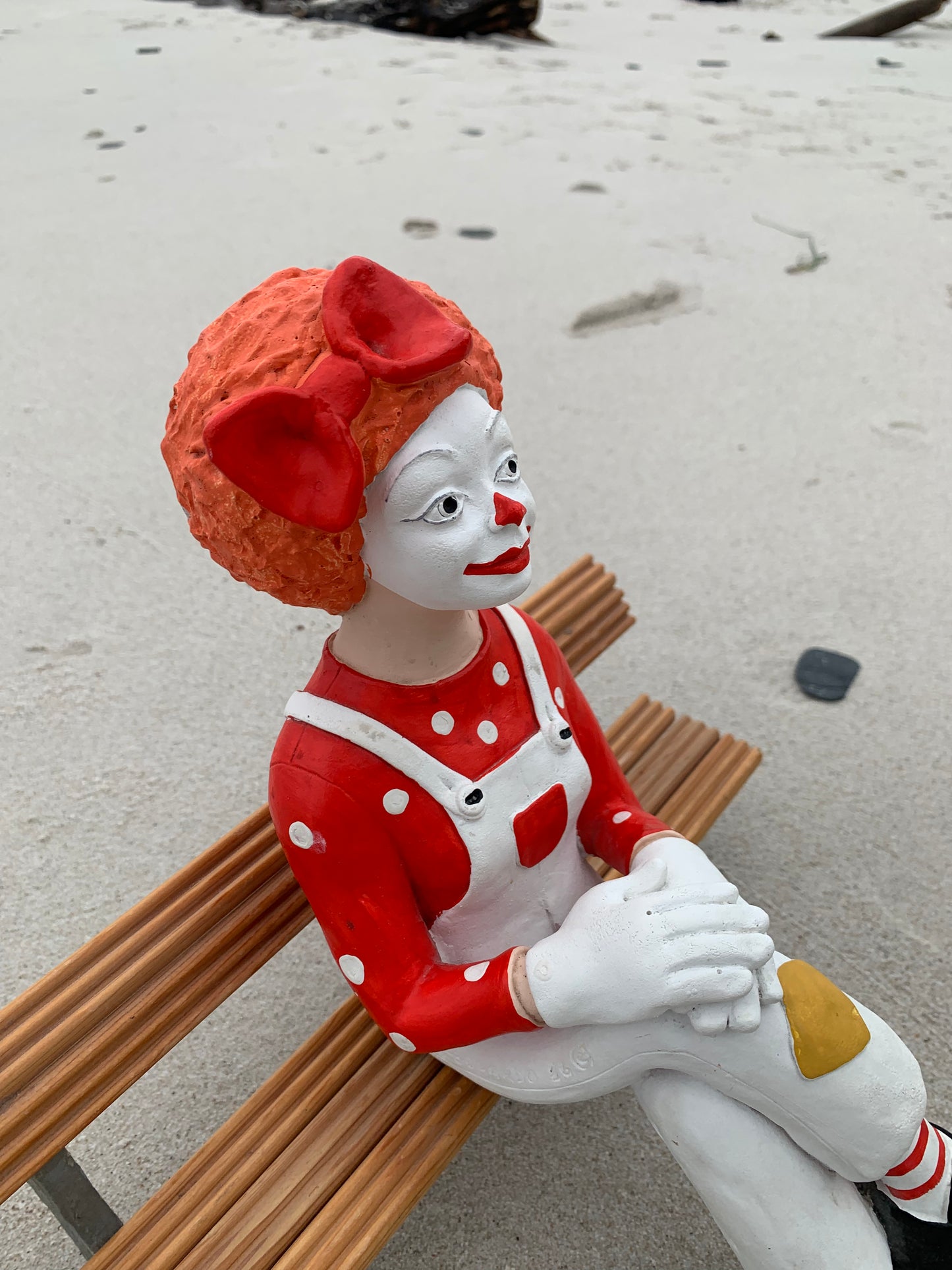 Clown auf der Bank