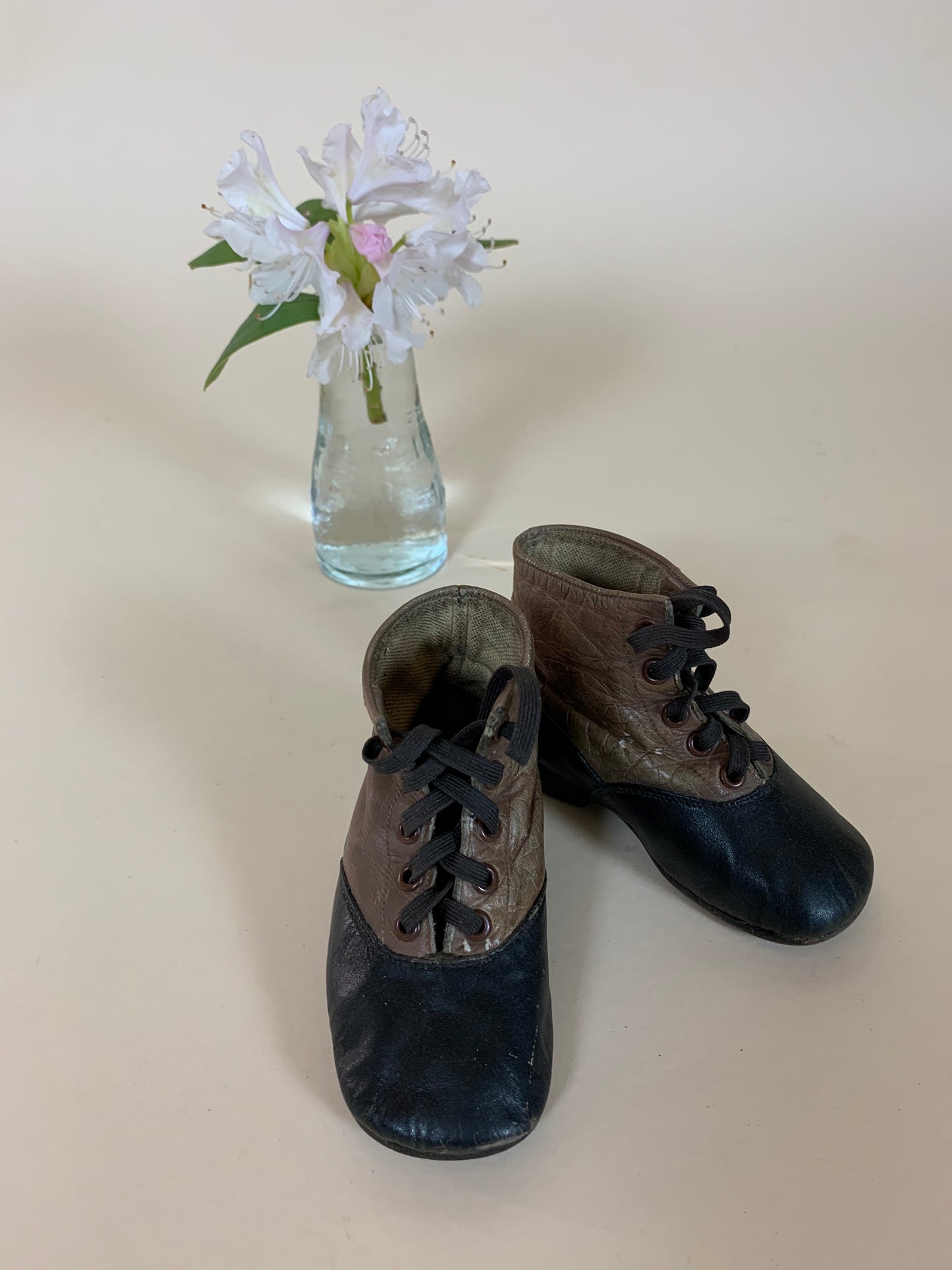 Feine und sehr dekorative Kinderschuhe