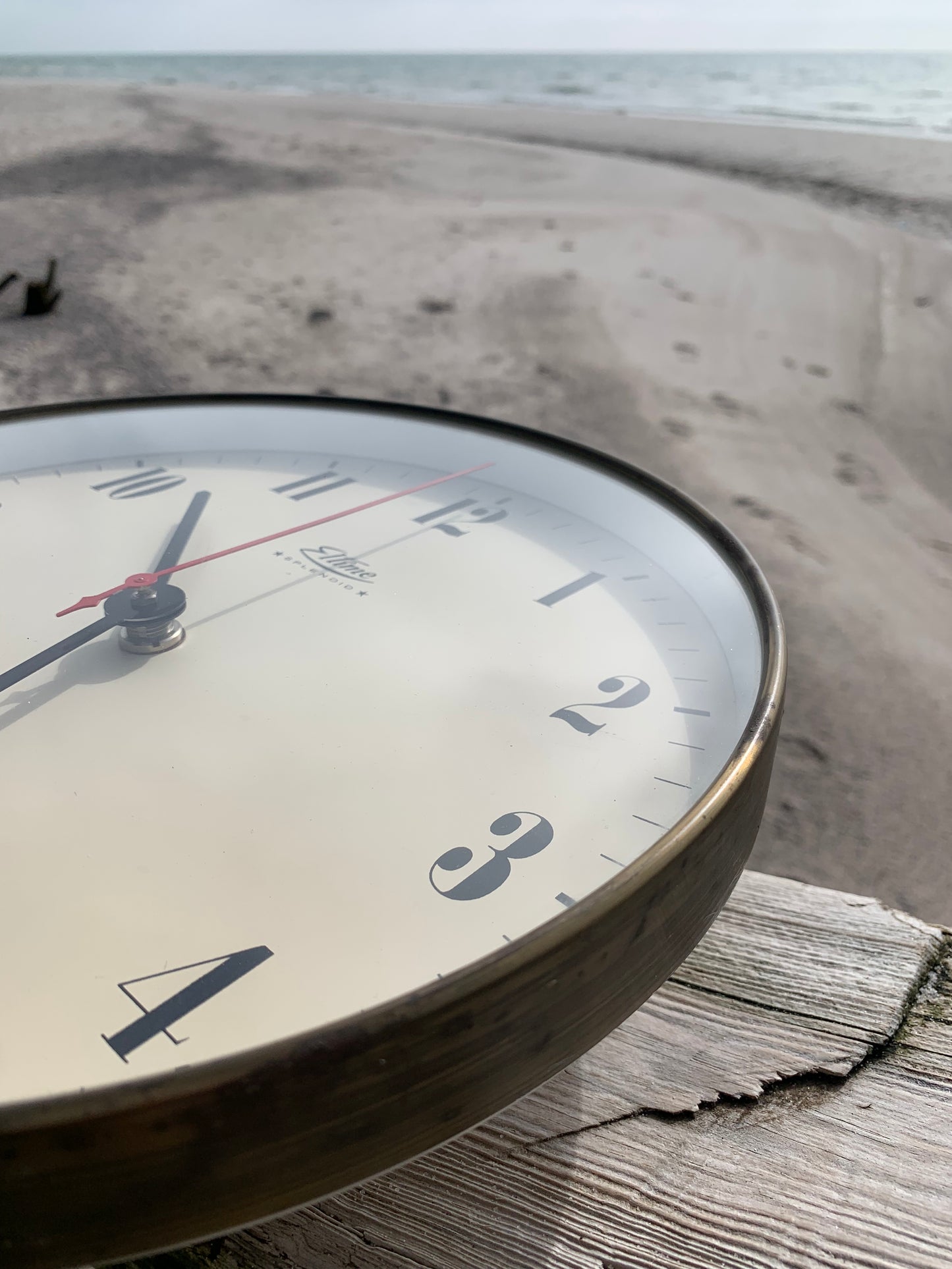 Schöne alte Uhr mit Messinglünette