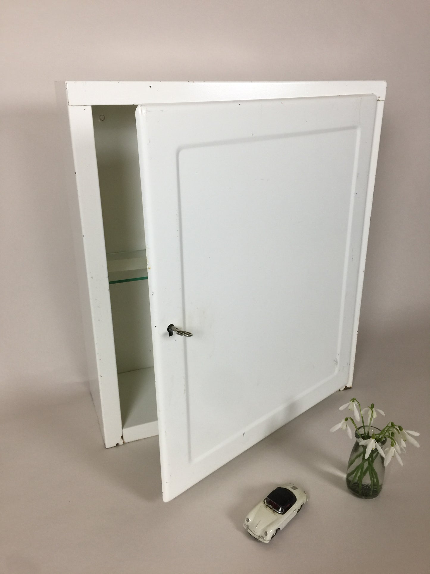 Schöner Medizinschrank aus Metall mit Glasregal