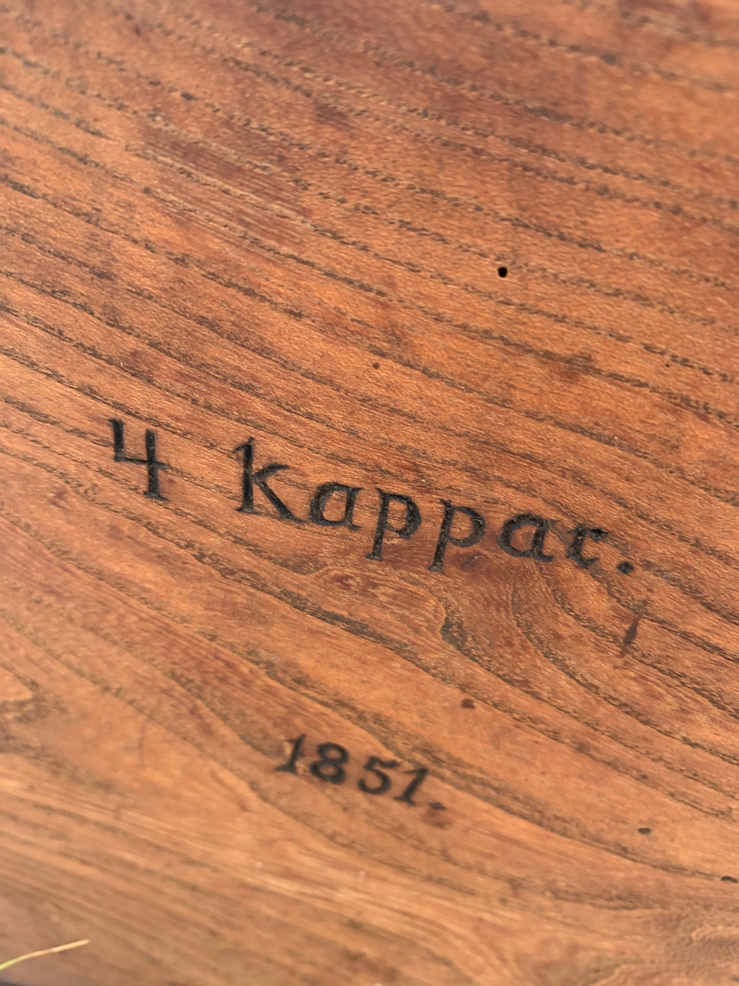 Sehr alte und schwere quadratische Holzkiste