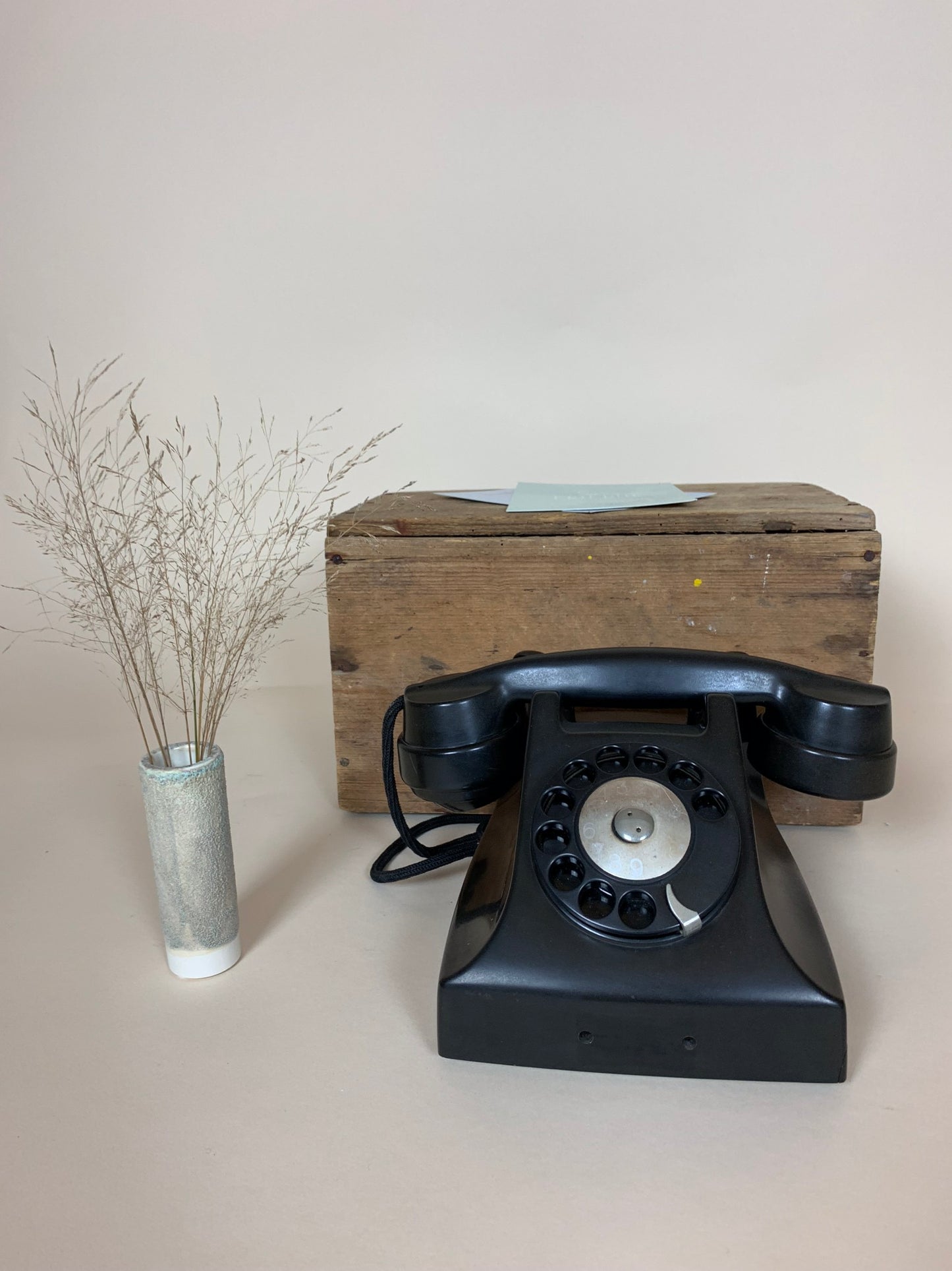 Telefon aus schwarzem Bakelit