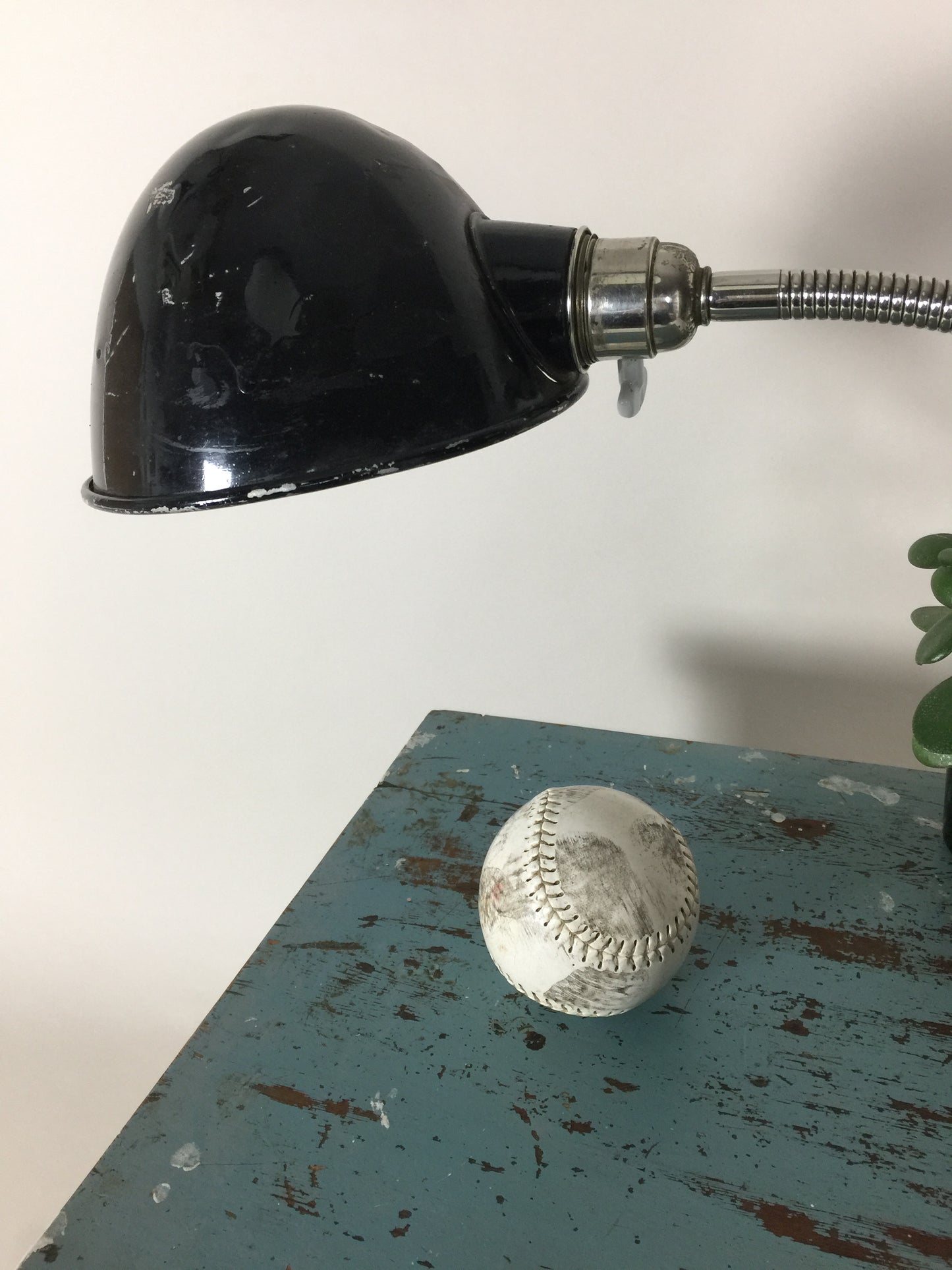 Rohe und industrielle Architekturlampe mit flexiblem Arm