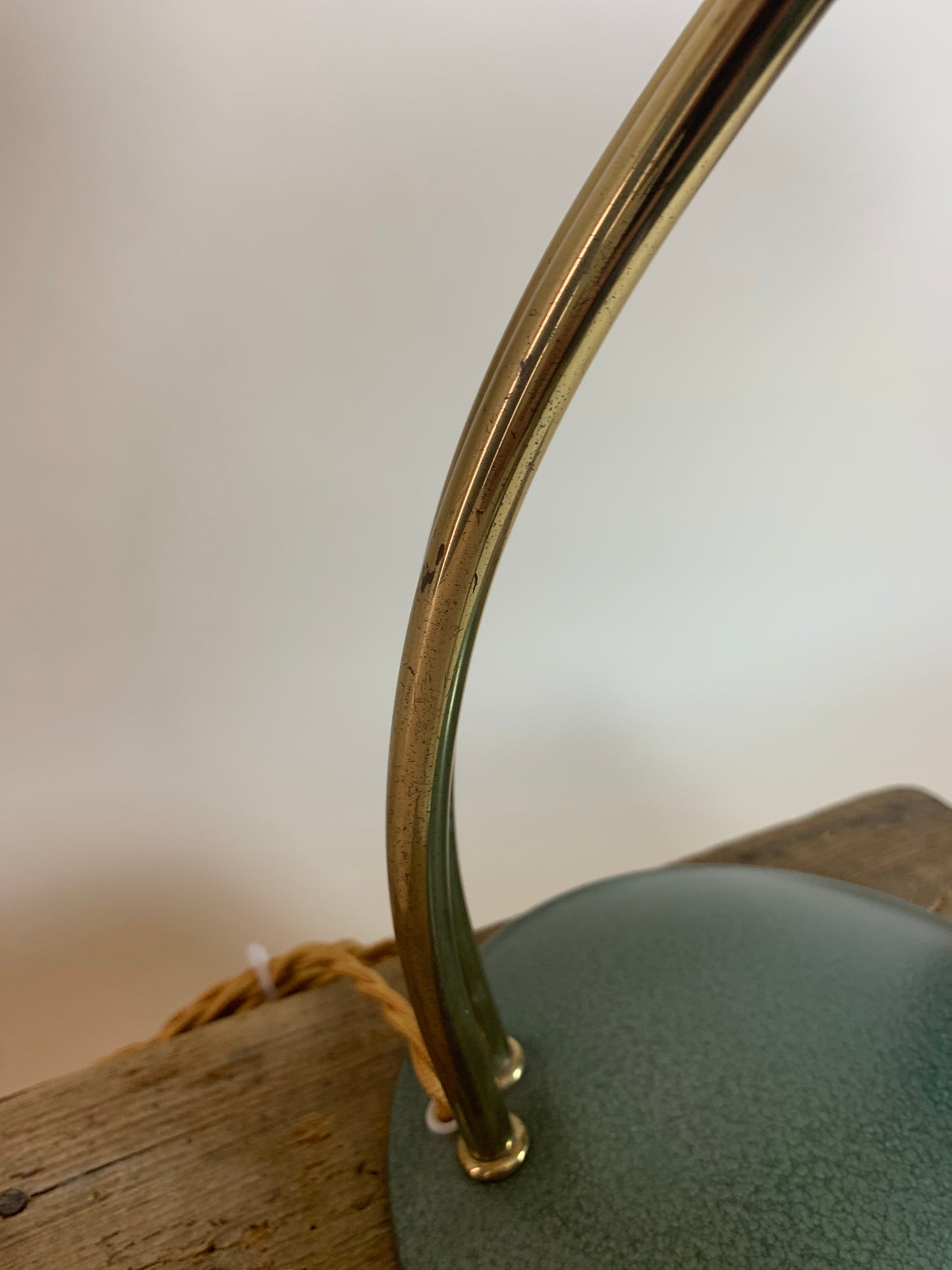 Vintage Lampe in grünem Hammerschlaglack und mit Messingarm