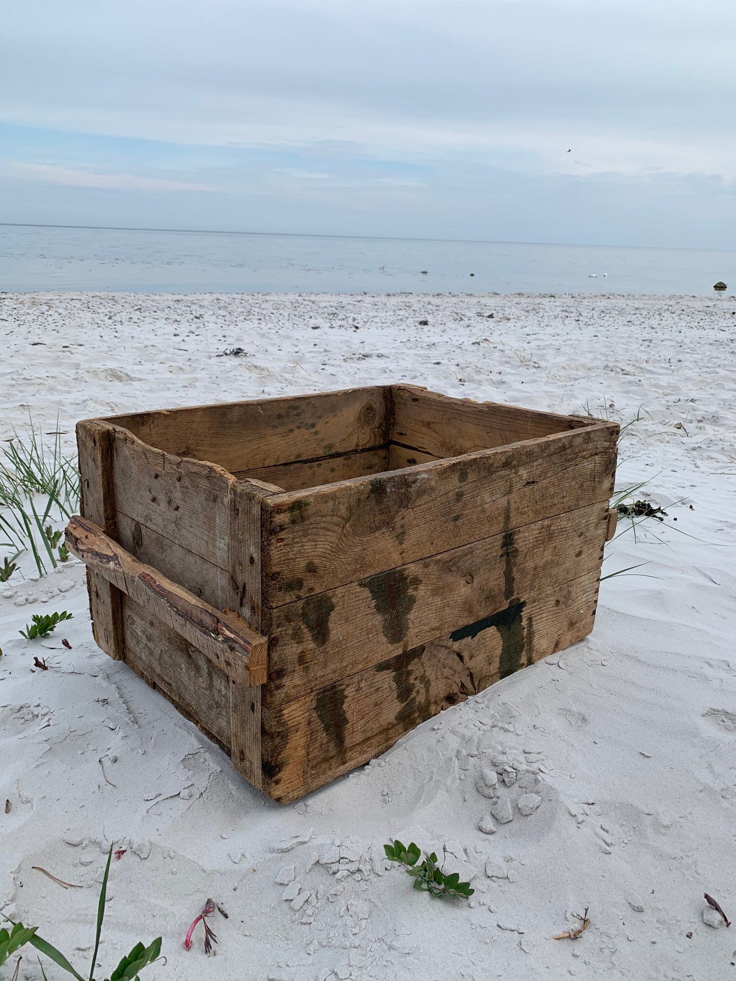 Große Holzkiste mit viel Patina