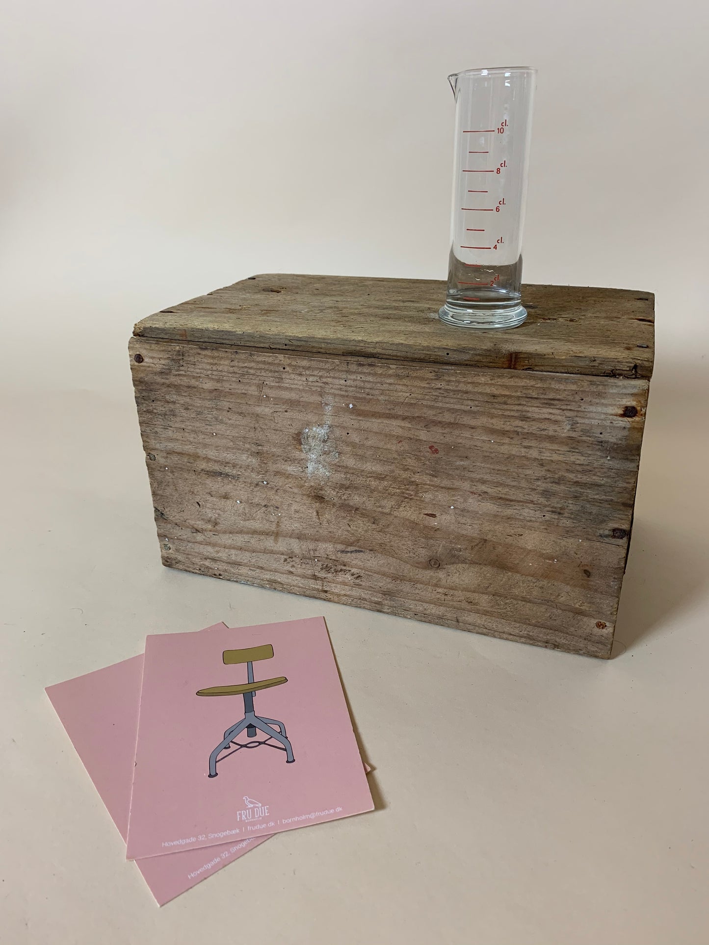 Laborglas mit roter Schrift
