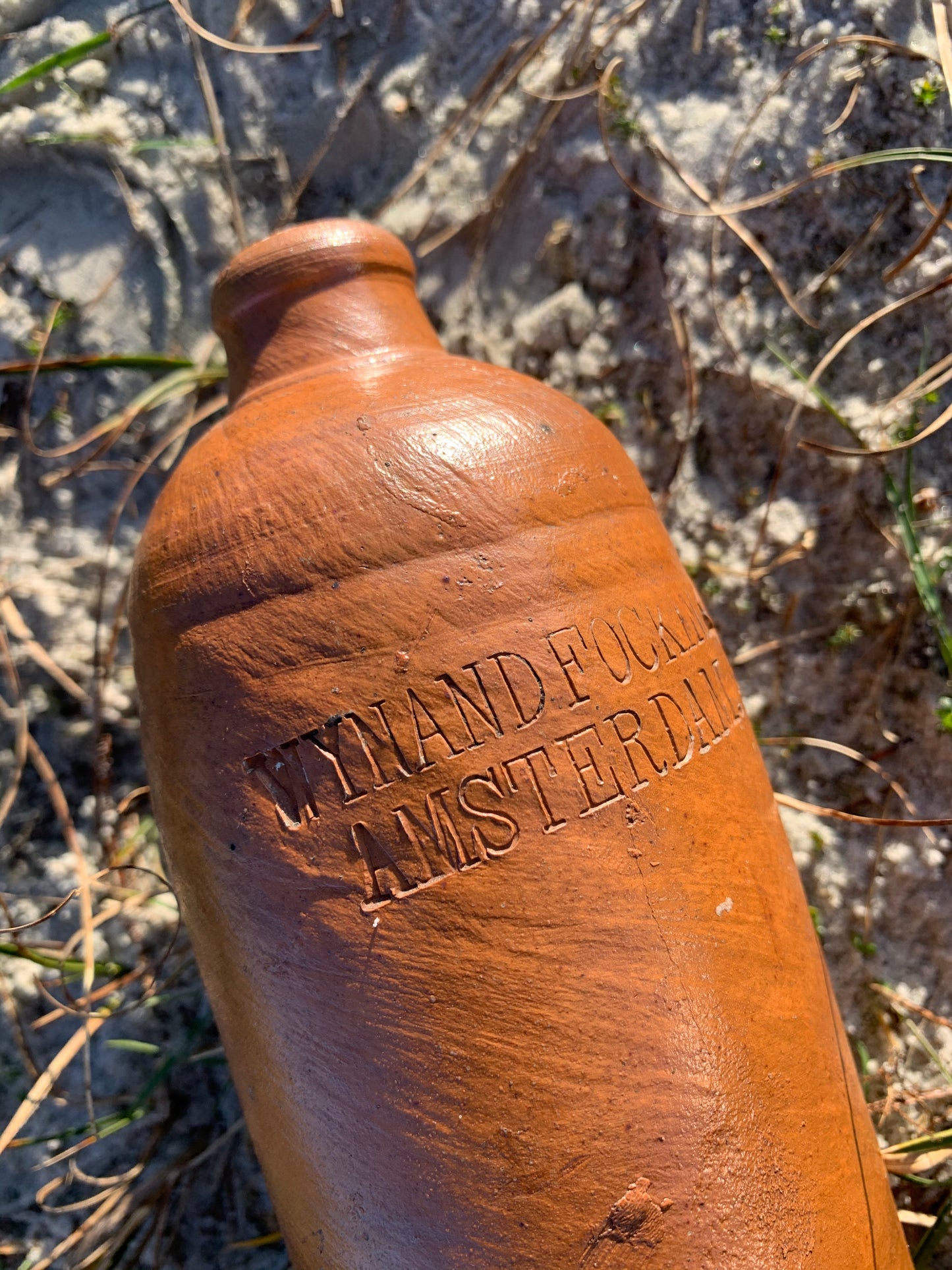 Rustikale Flasche mit lustiger Textprägung in der Flasche
