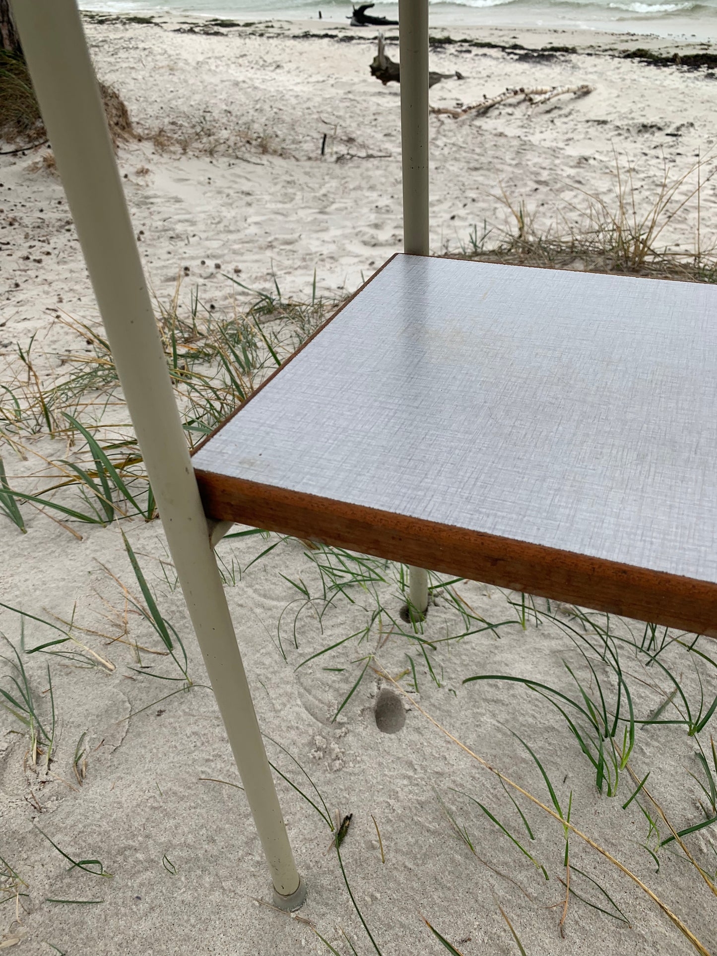 Tisch mit Regal