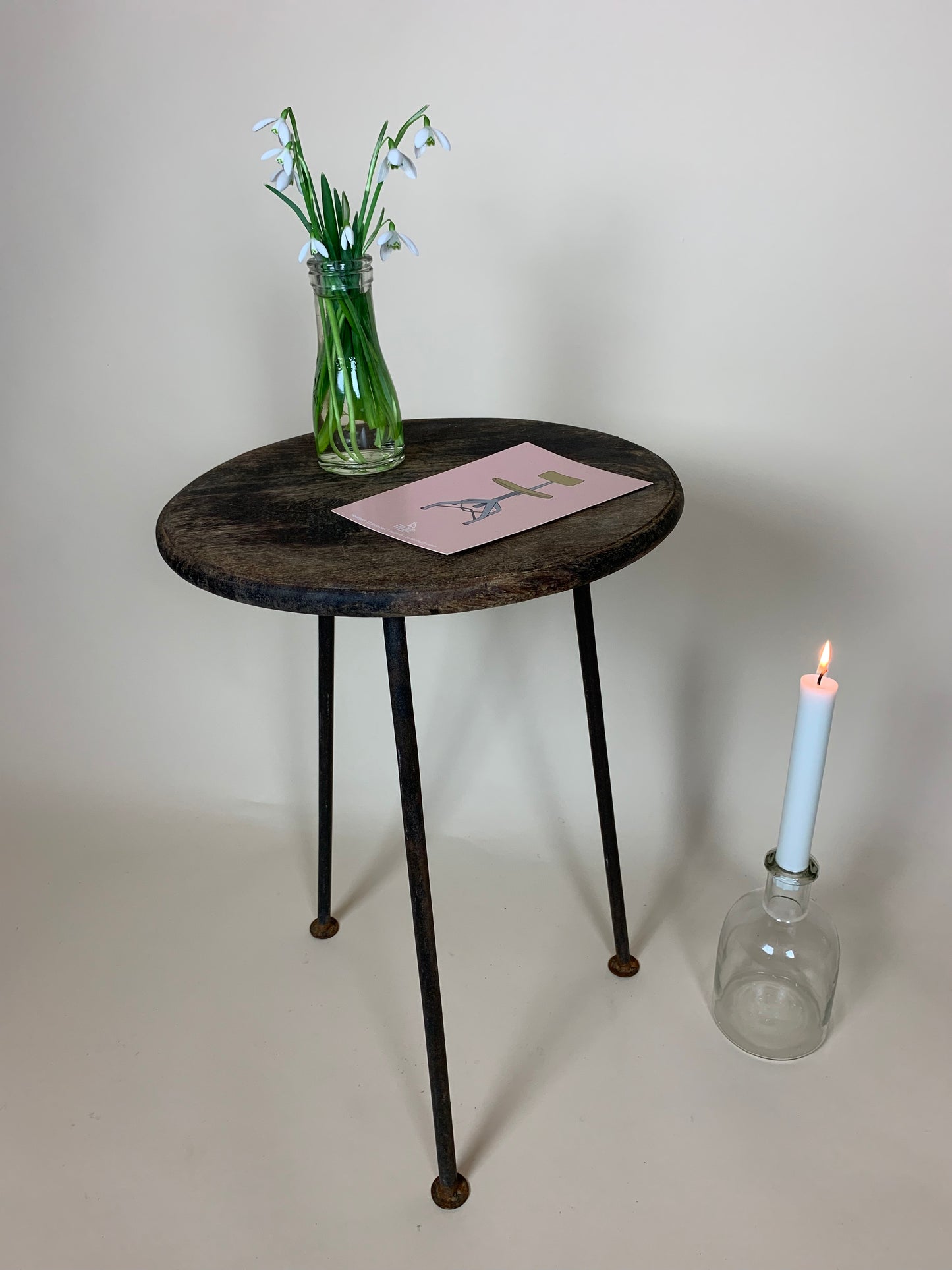 Roher Hocker mit Holzsitz und Stahlbeinen