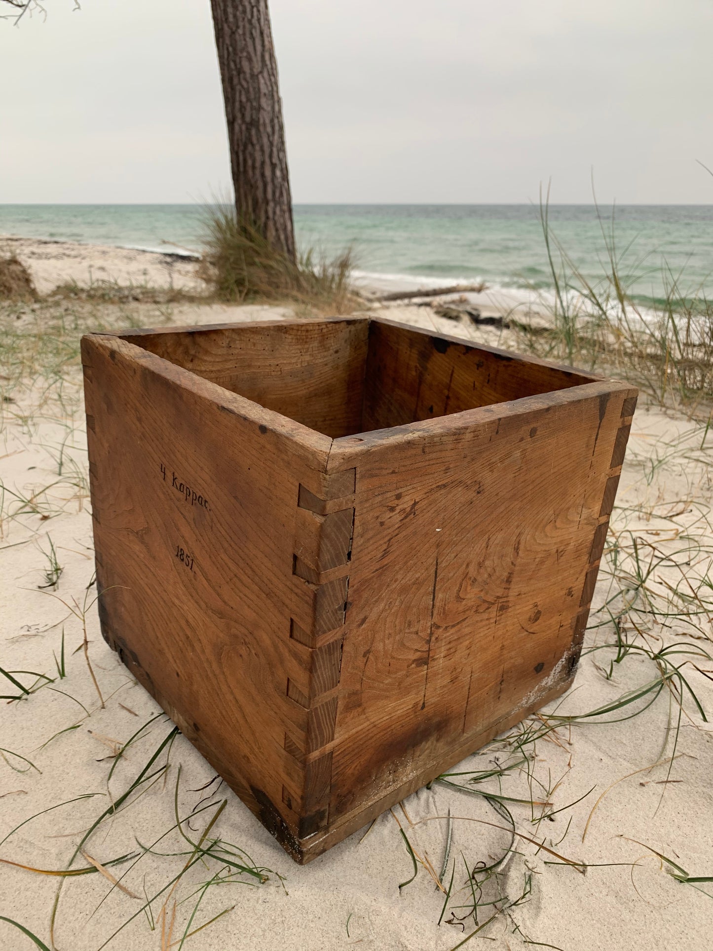 Sehr alte und schwere quadratische Holzkiste