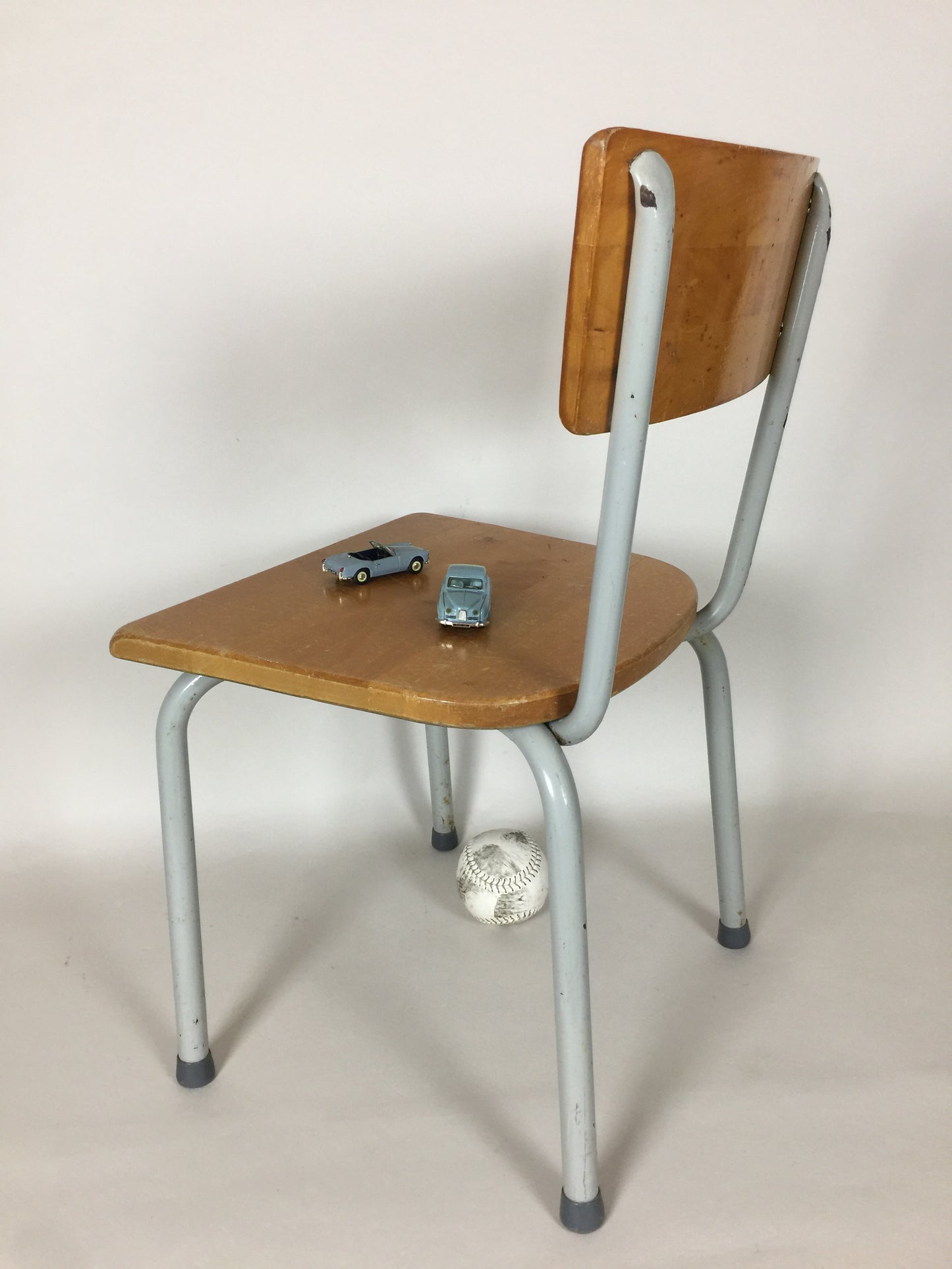 Schöner industrieller Kinderstuhl