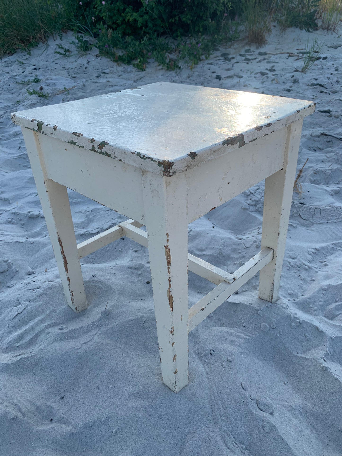 Kleiner Tisch mit Schublade