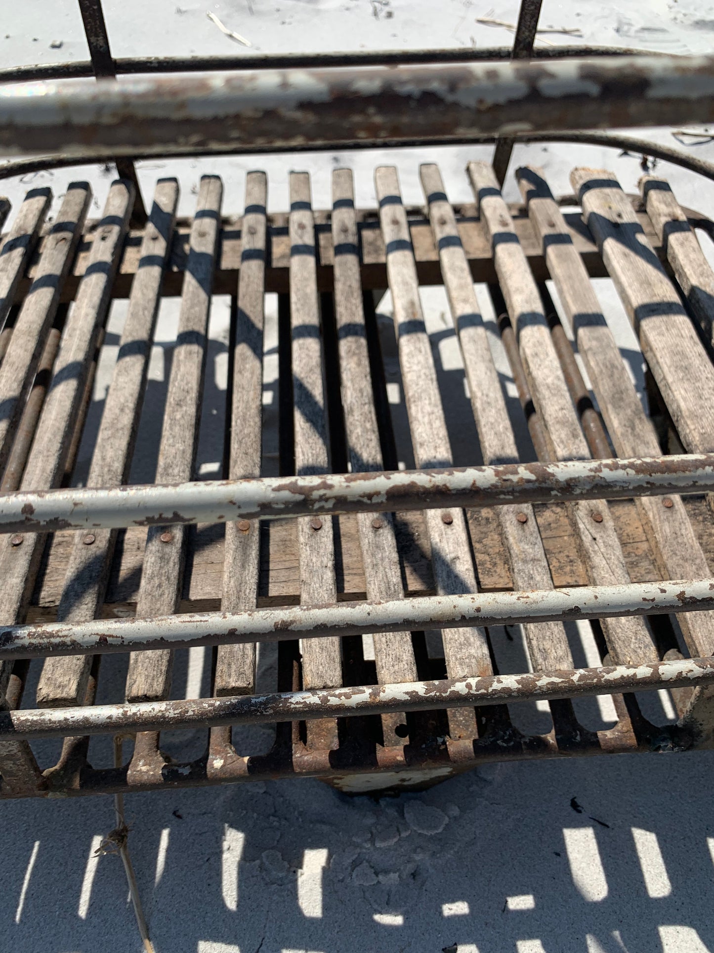 Französischer Wagen mit Rädern und Holzsockel
