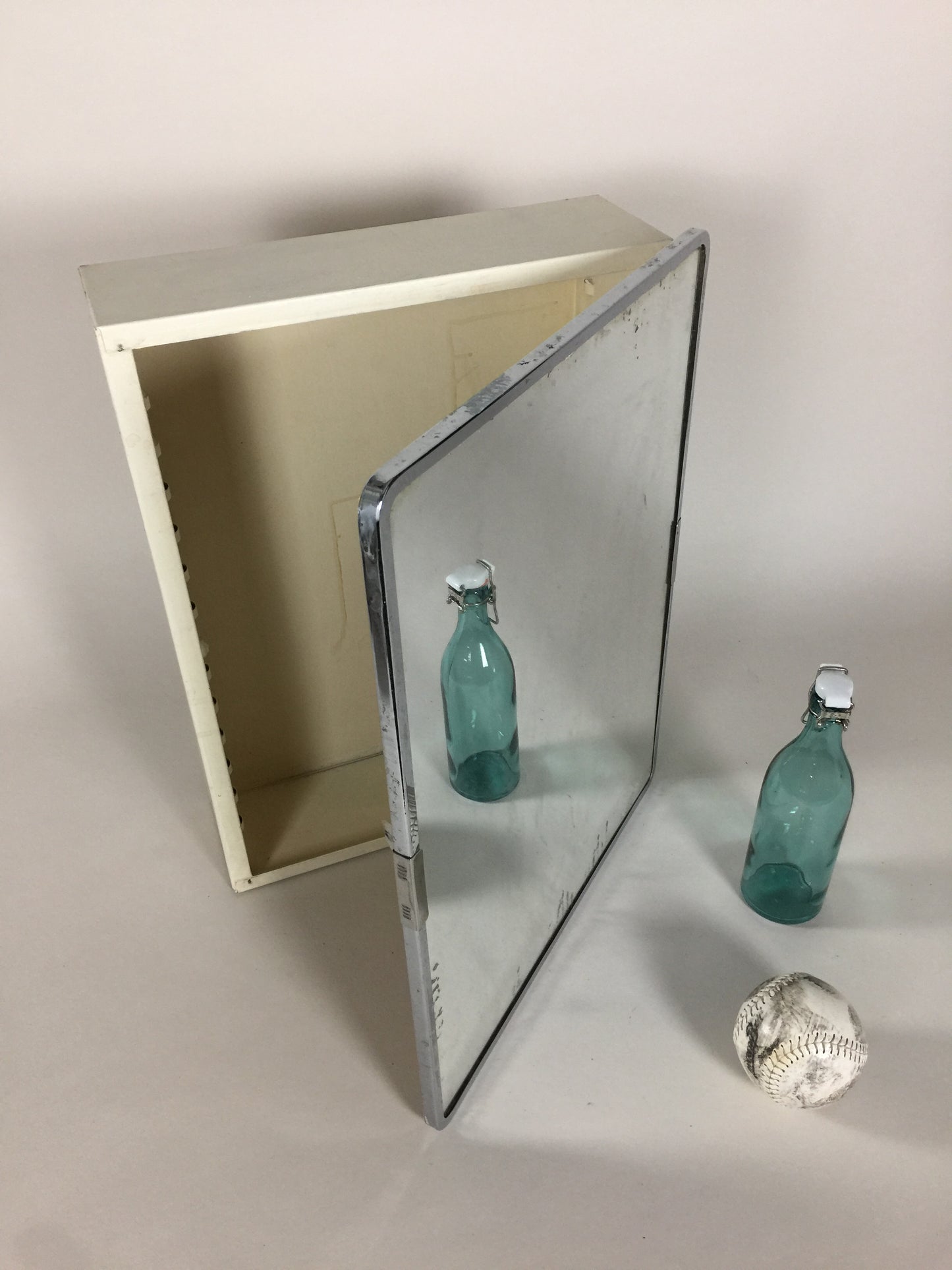 Medizinschrank im Rohstil mit Spiegel