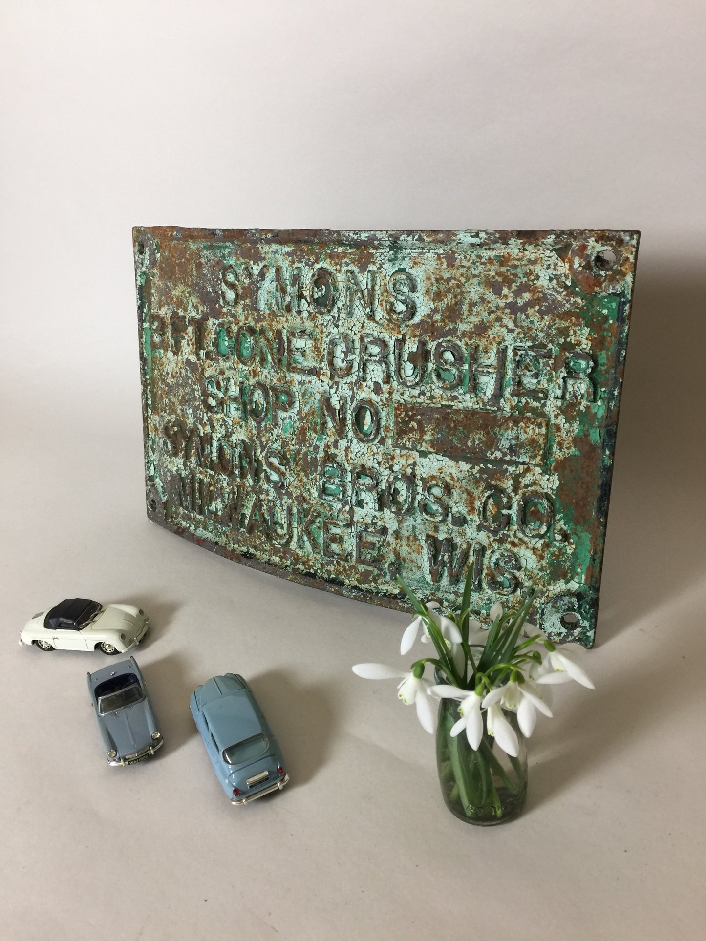 Schönes und geschwungenes altes Schild mit viel schöner Patina