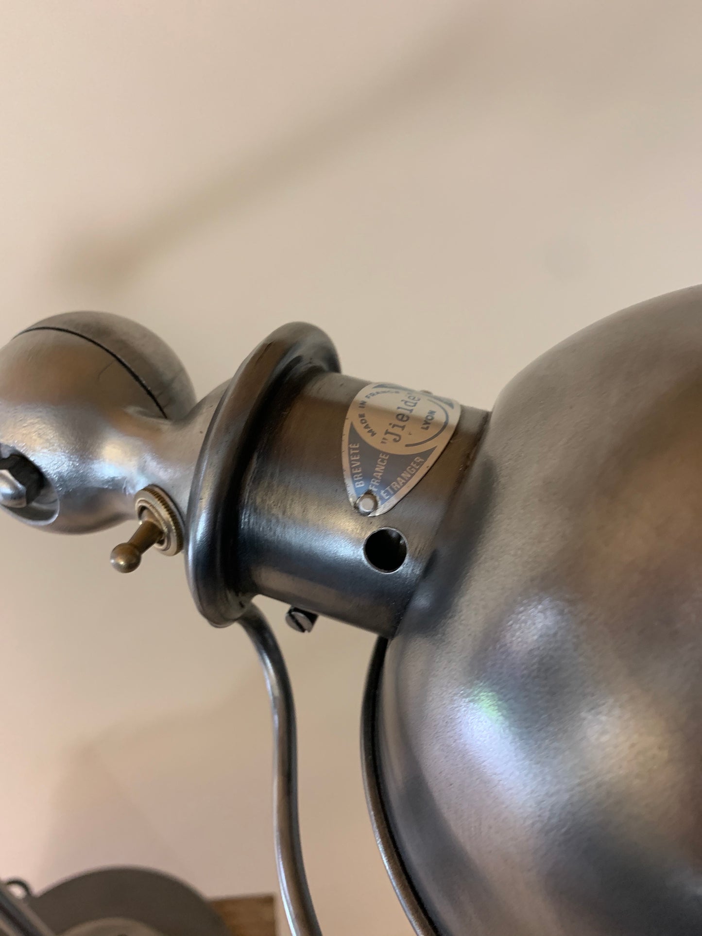 Jieldé Tischlampe mit zwei Armbeinen und Ein-/Ausschalter