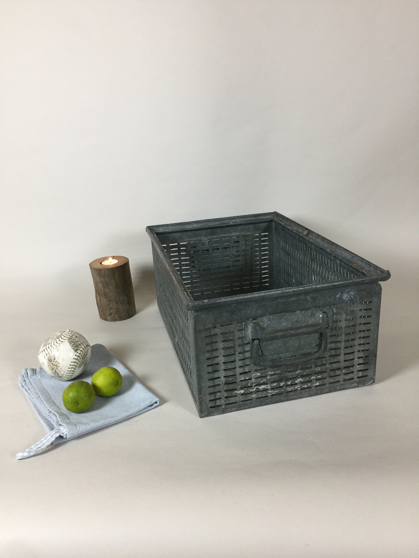 Schöne und rohe Metallbox aus der Wasserhahnfabrik.