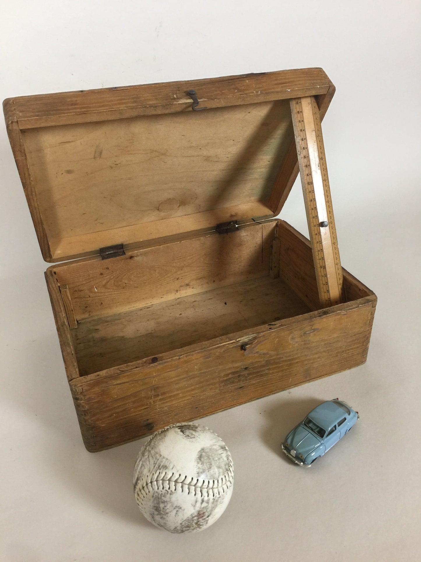 Schöne alte Holzkiste mit Deckel
