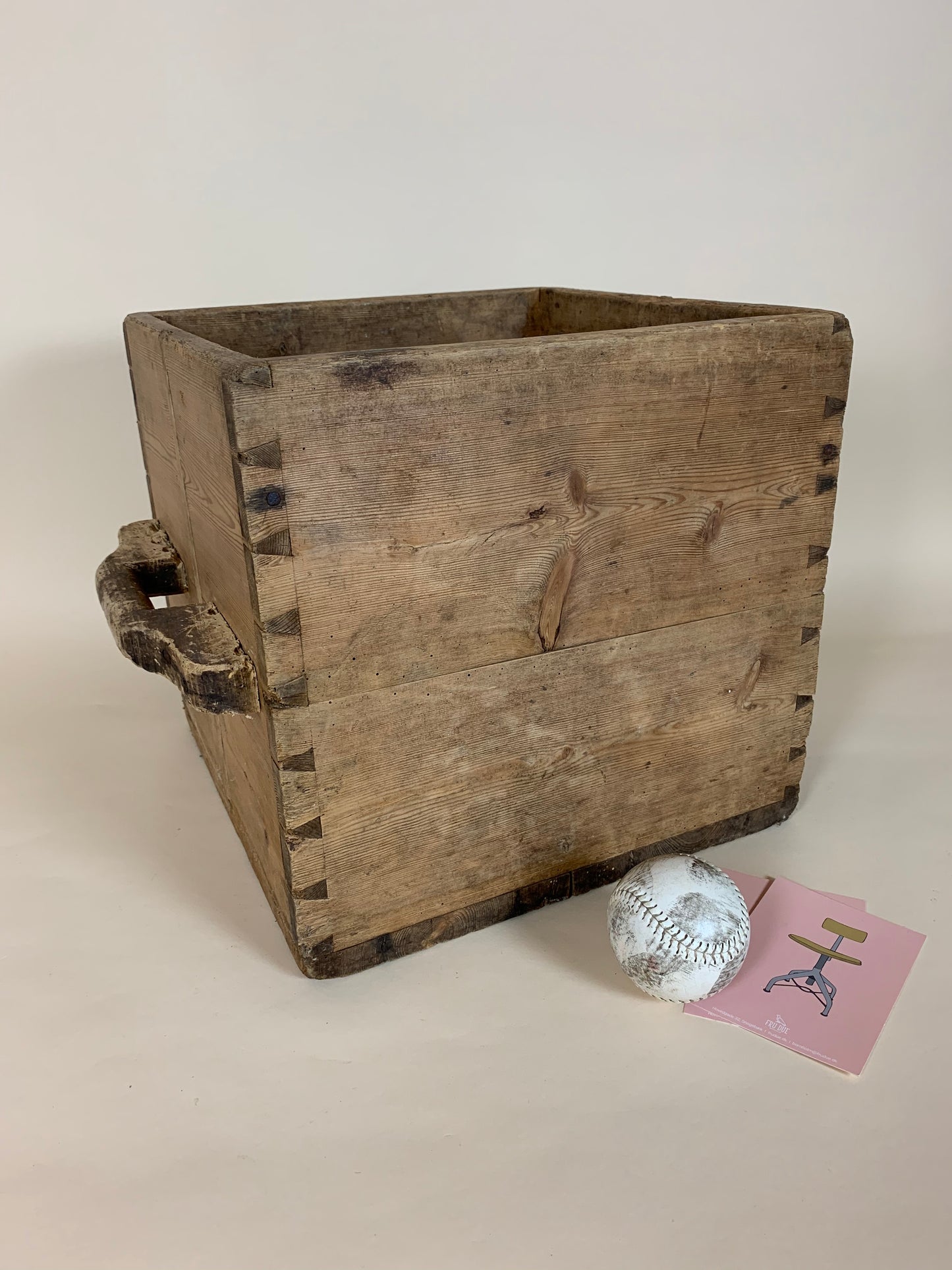 Schöne Holzkiste mit zwei Henkeln aus Bäckerei