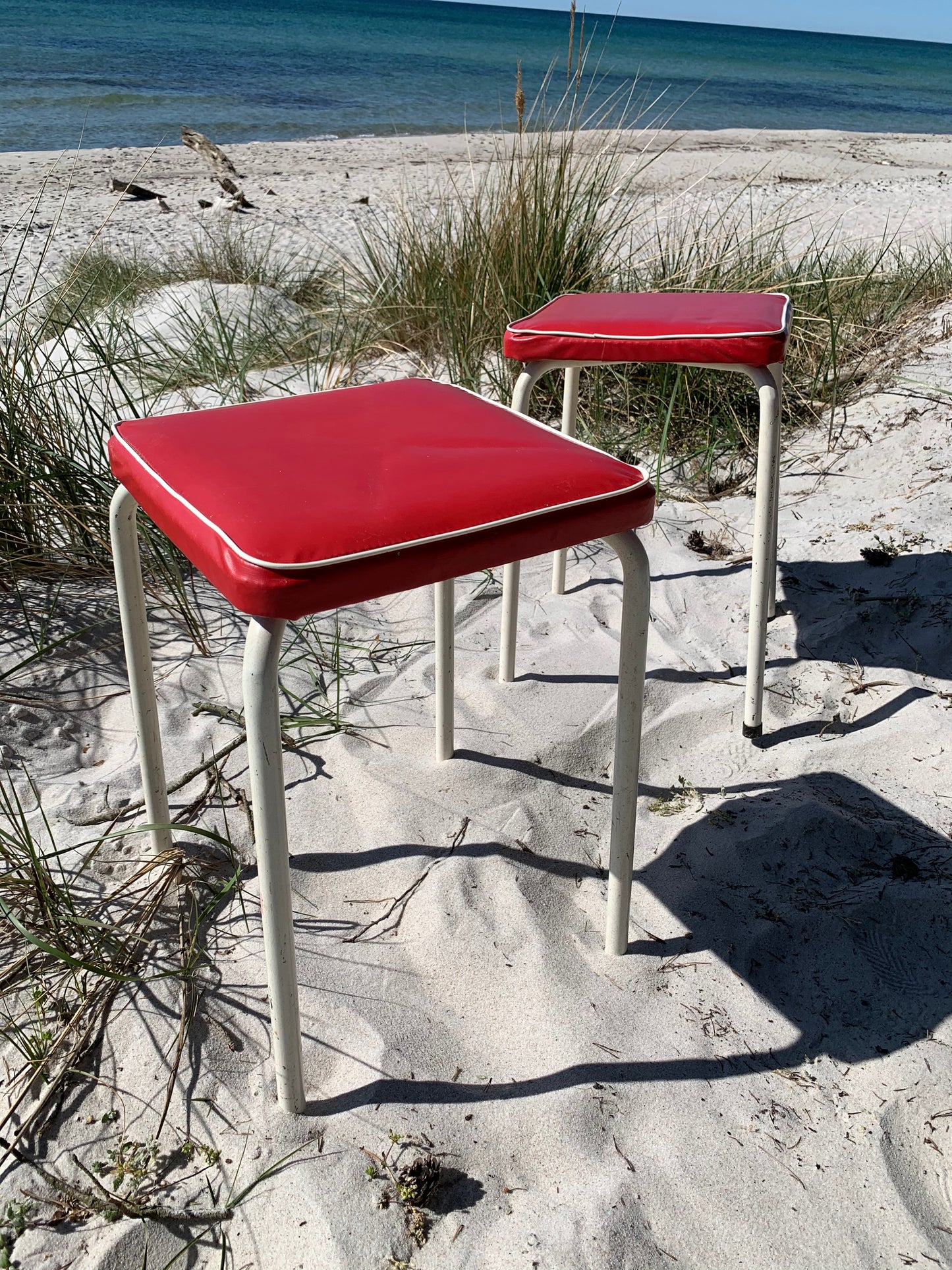 Schöner roter Retro Hocker - Der Preis gilt pro STCK.