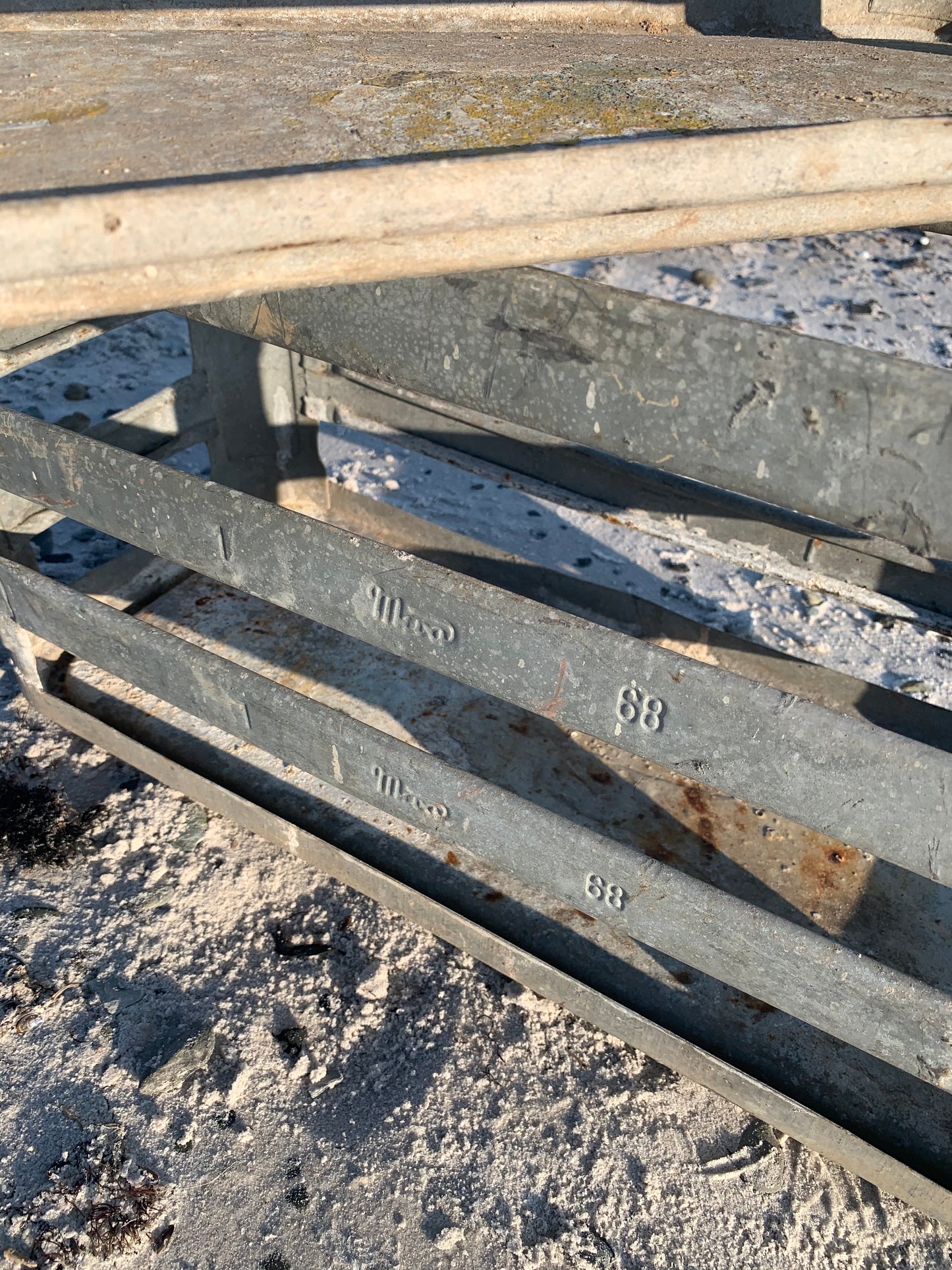 Rohes und robustes Metallgehäuse - Der Preis ist pro STCK.